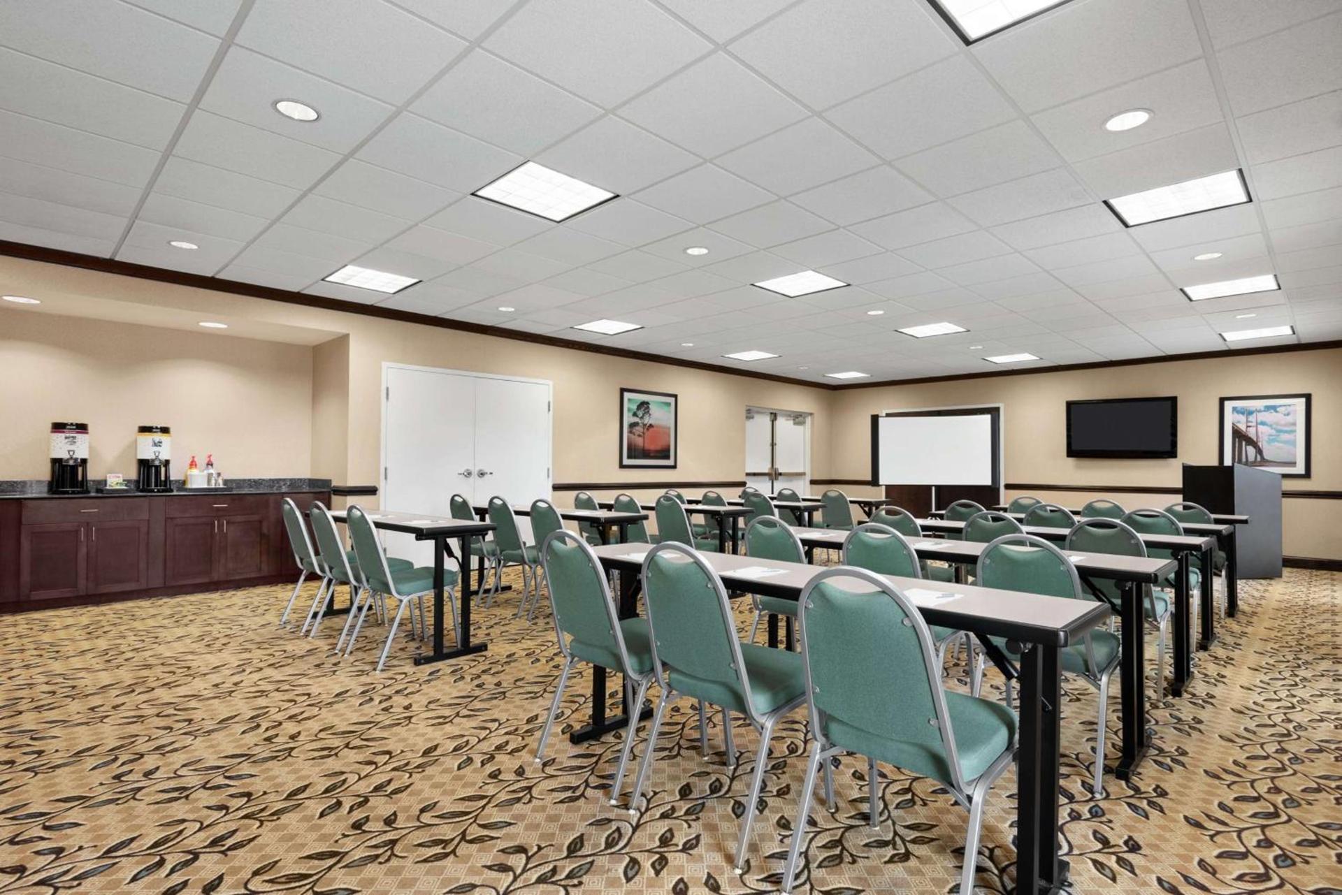 Hampton Inn & Suites Brunswick photo 31