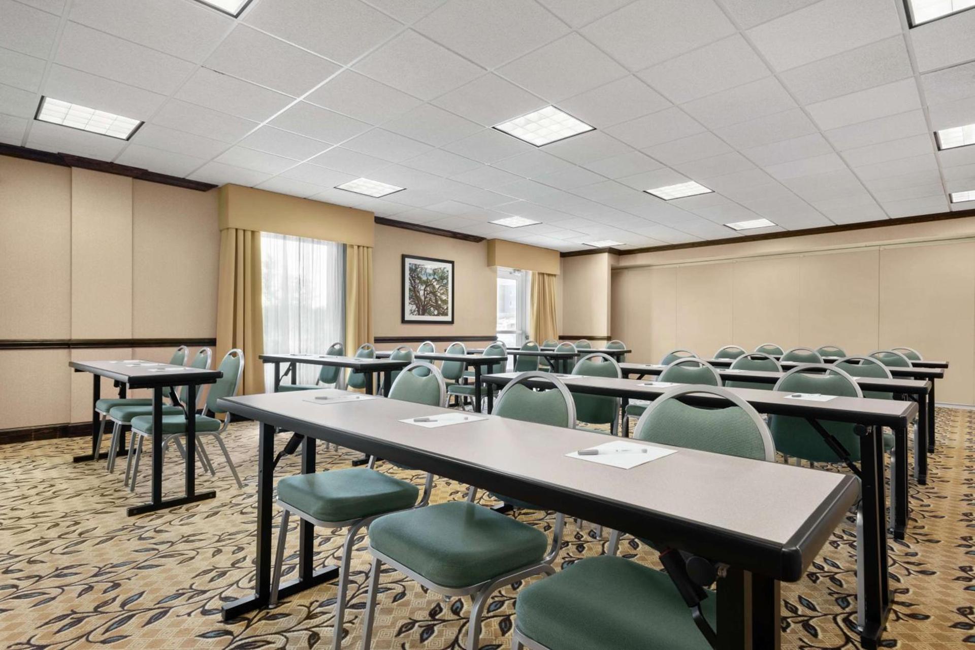 Hampton Inn & Suites Brunswick photo 33
