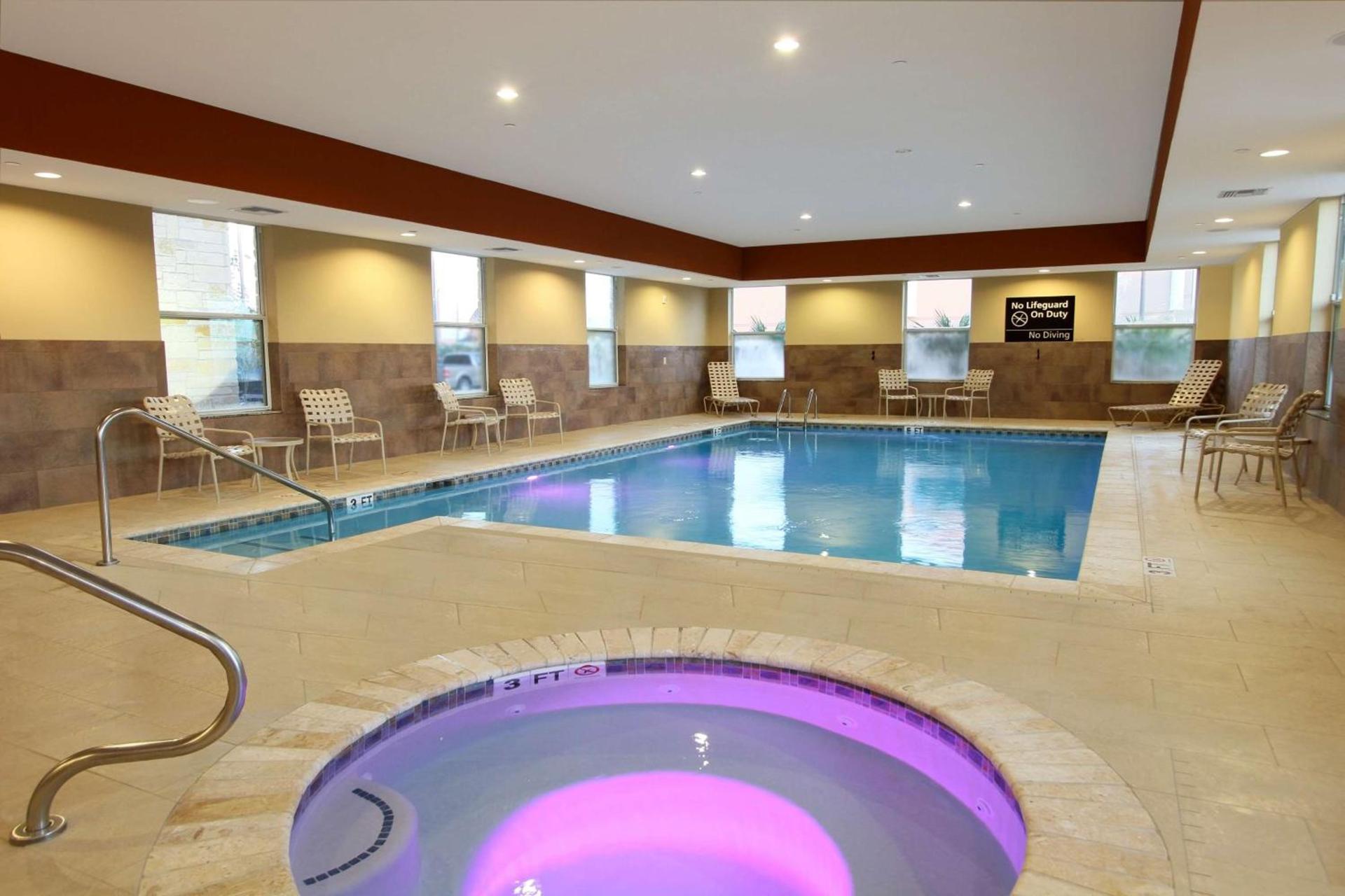 Hampton Inn & Suites Winnie photo 12