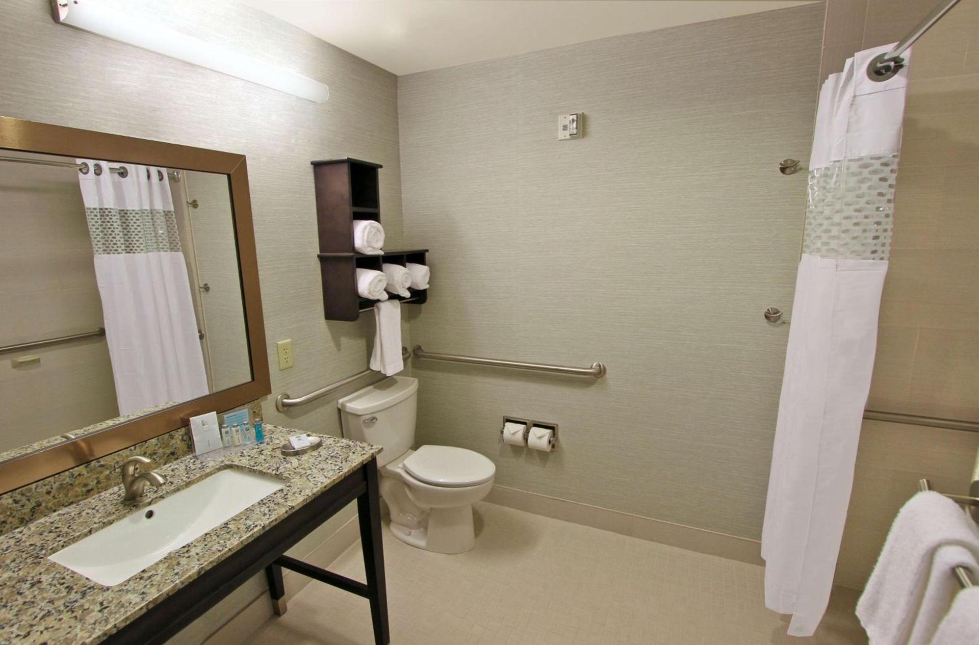 Hampton Inn & Suites Winnie photo 29