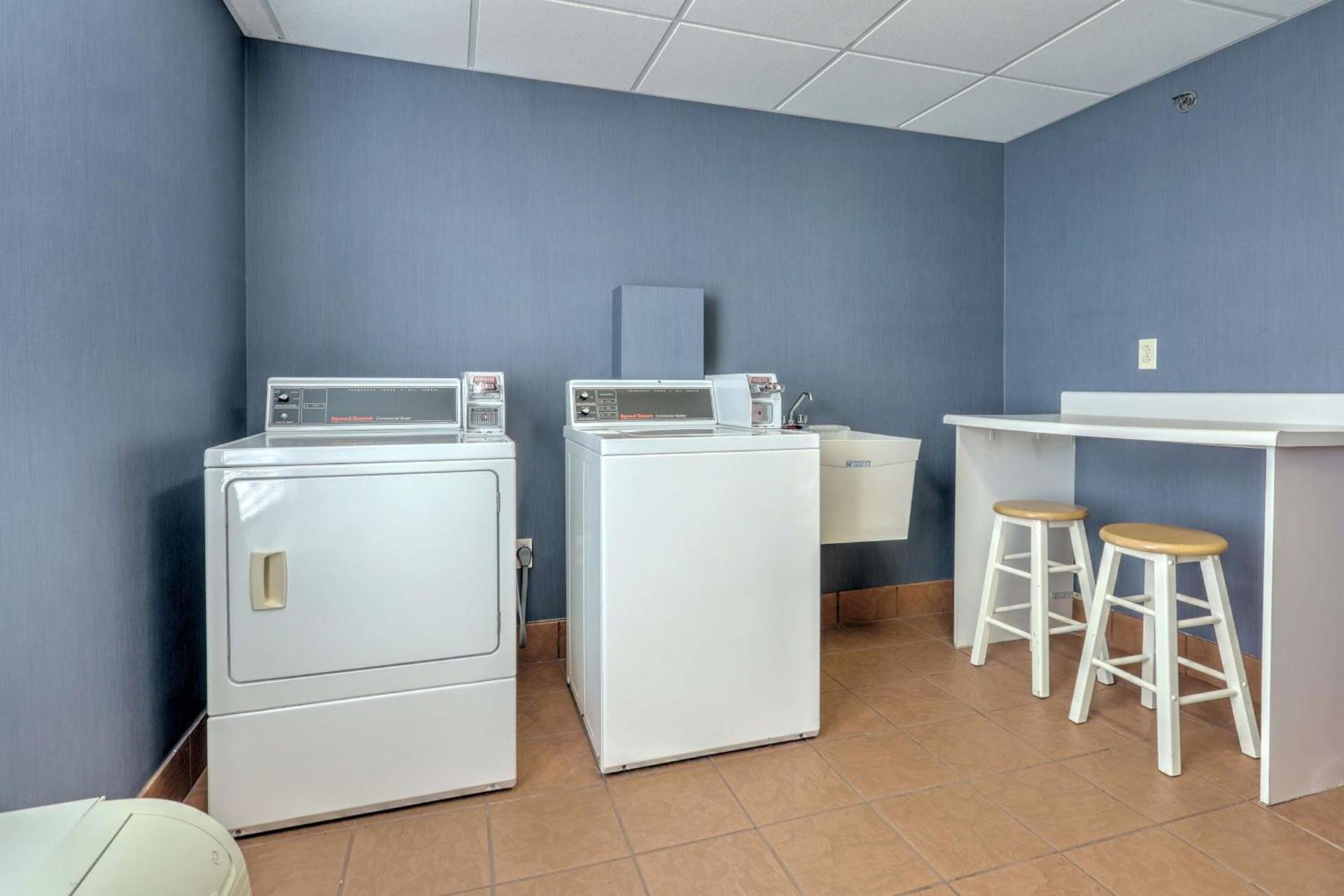 Hampton Inn Batavia photo 29