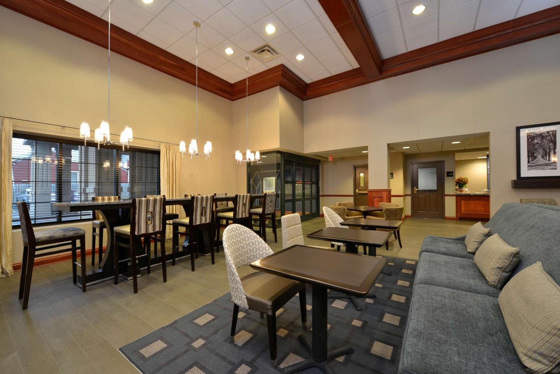Hampton Inn East Aurora photo 5
