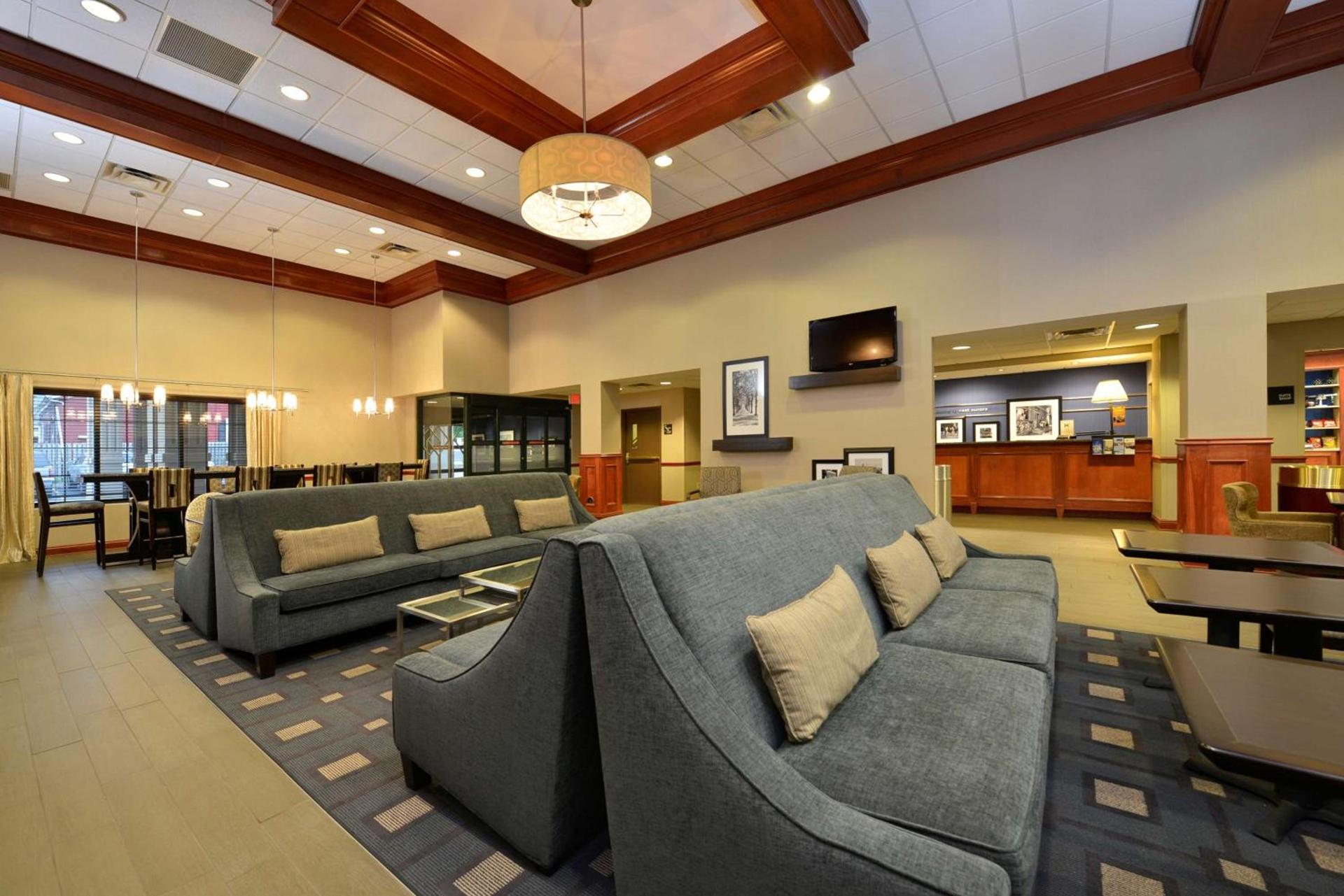 Hampton Inn East Aurora photo 7