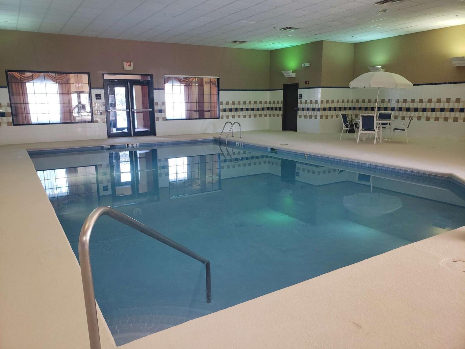 Hampton Inn East Aurora photo 8