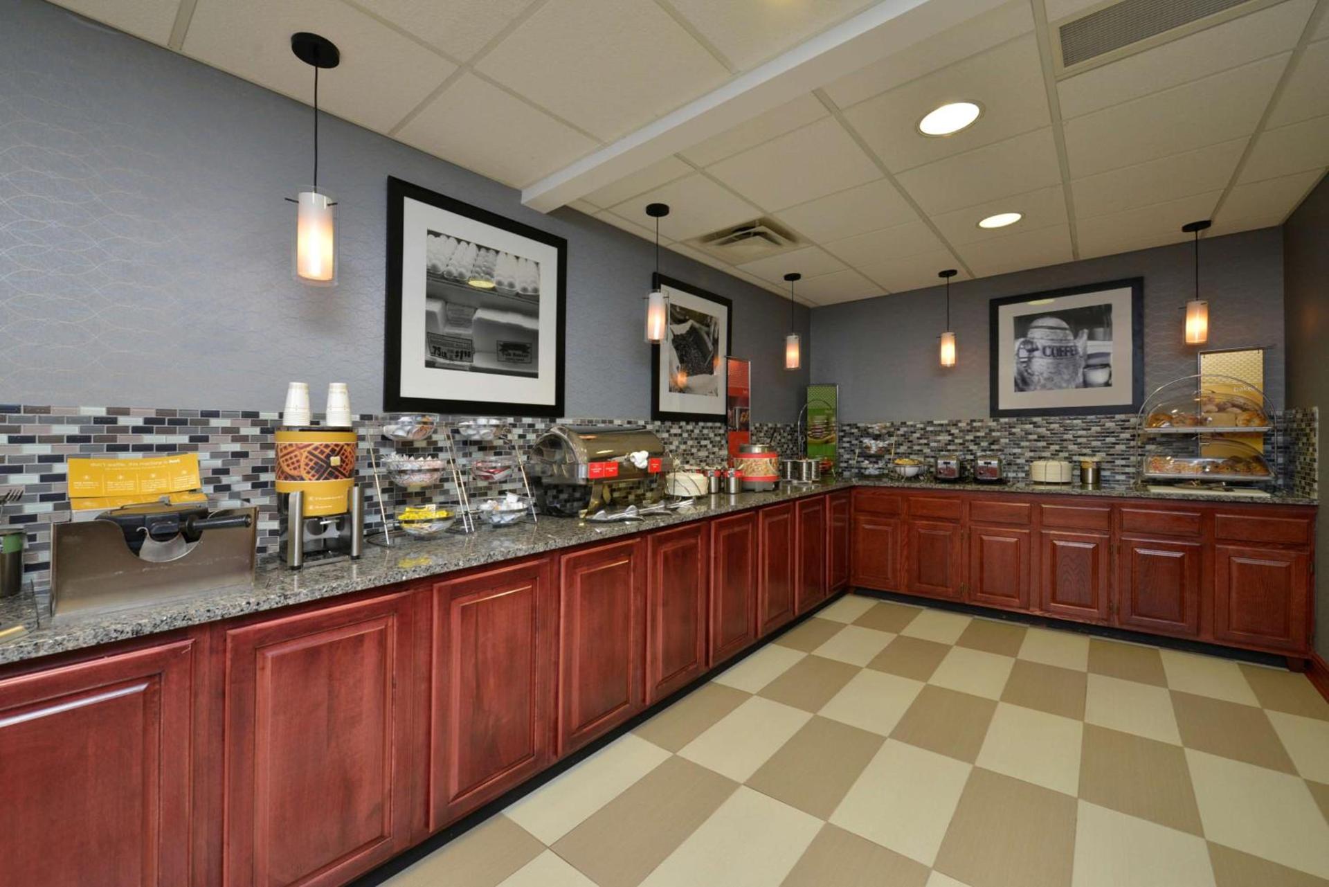 Hampton Inn East Aurora photo 11