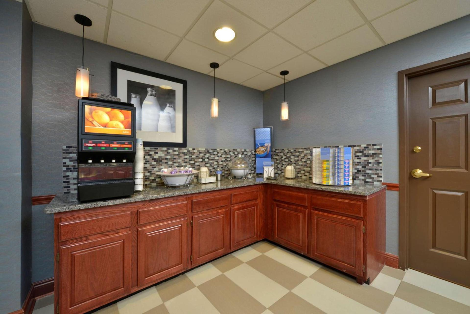 Hampton Inn East Aurora photo 10