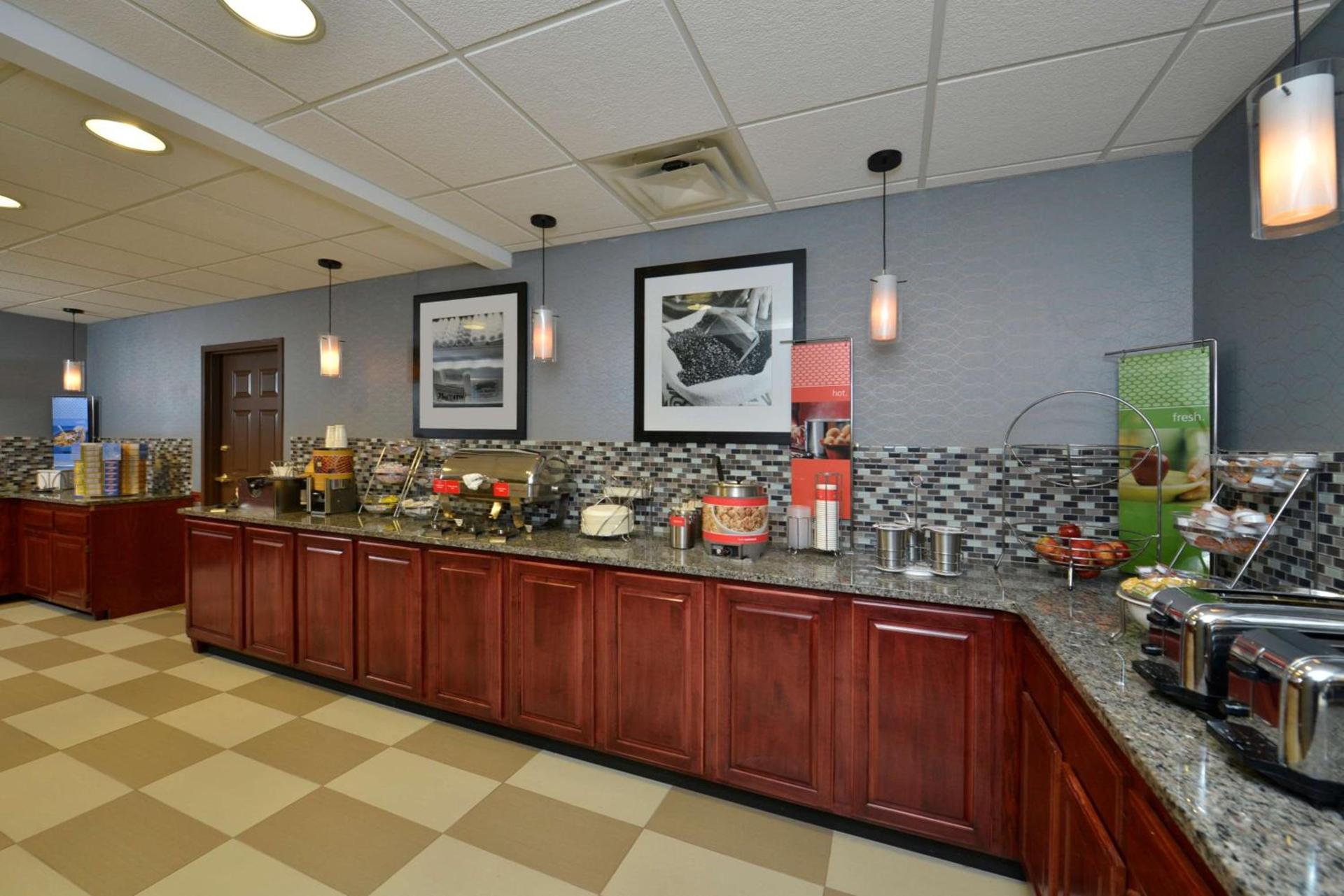 Hampton Inn East Aurora photo 12