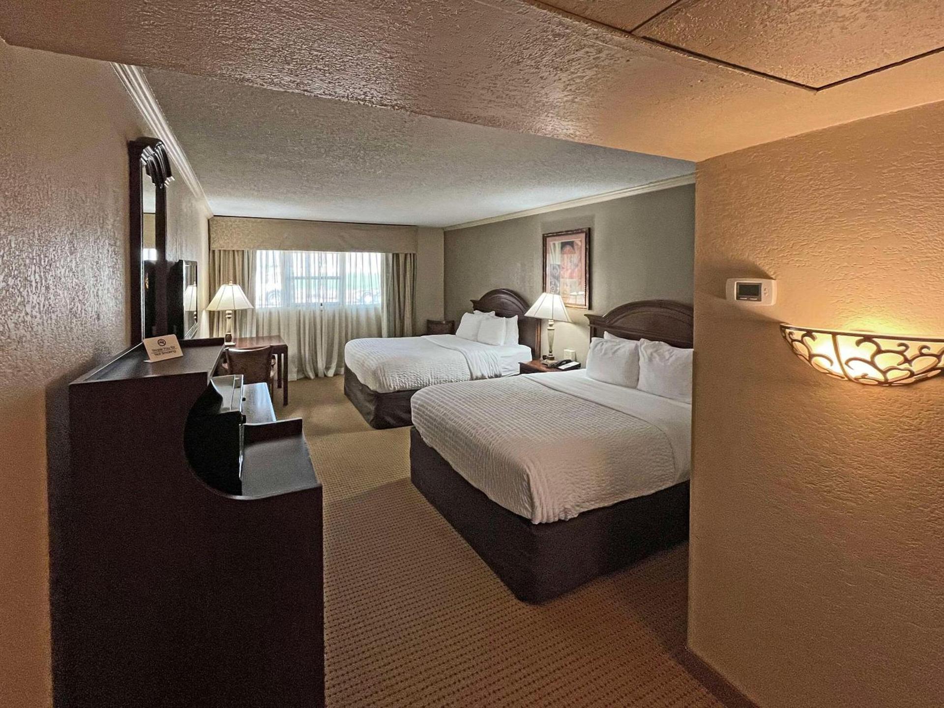 Clarion Inn Garden City photo 23
