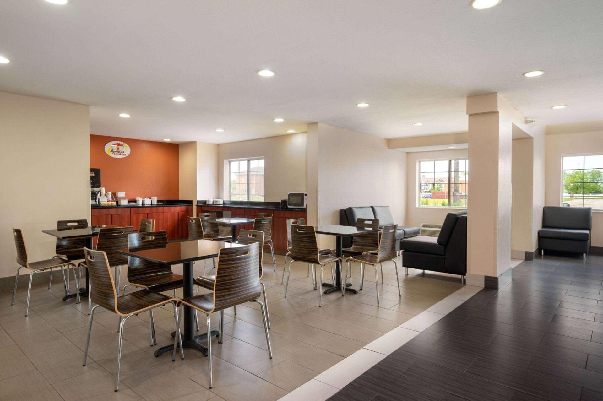 Super 8 by Wyndham Columbus West photo 2