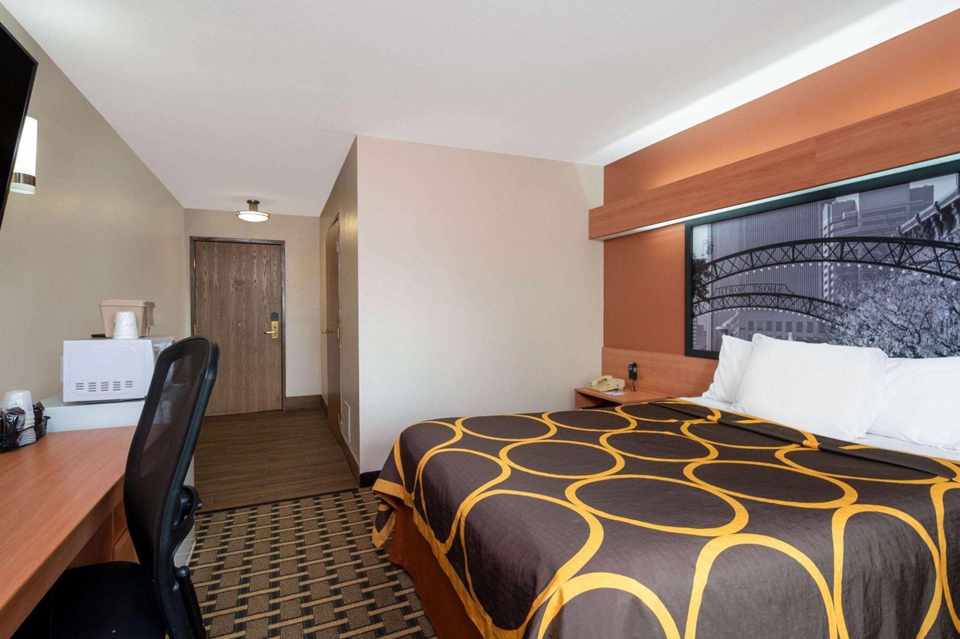 Super 8 by Wyndham Columbus West photo 10