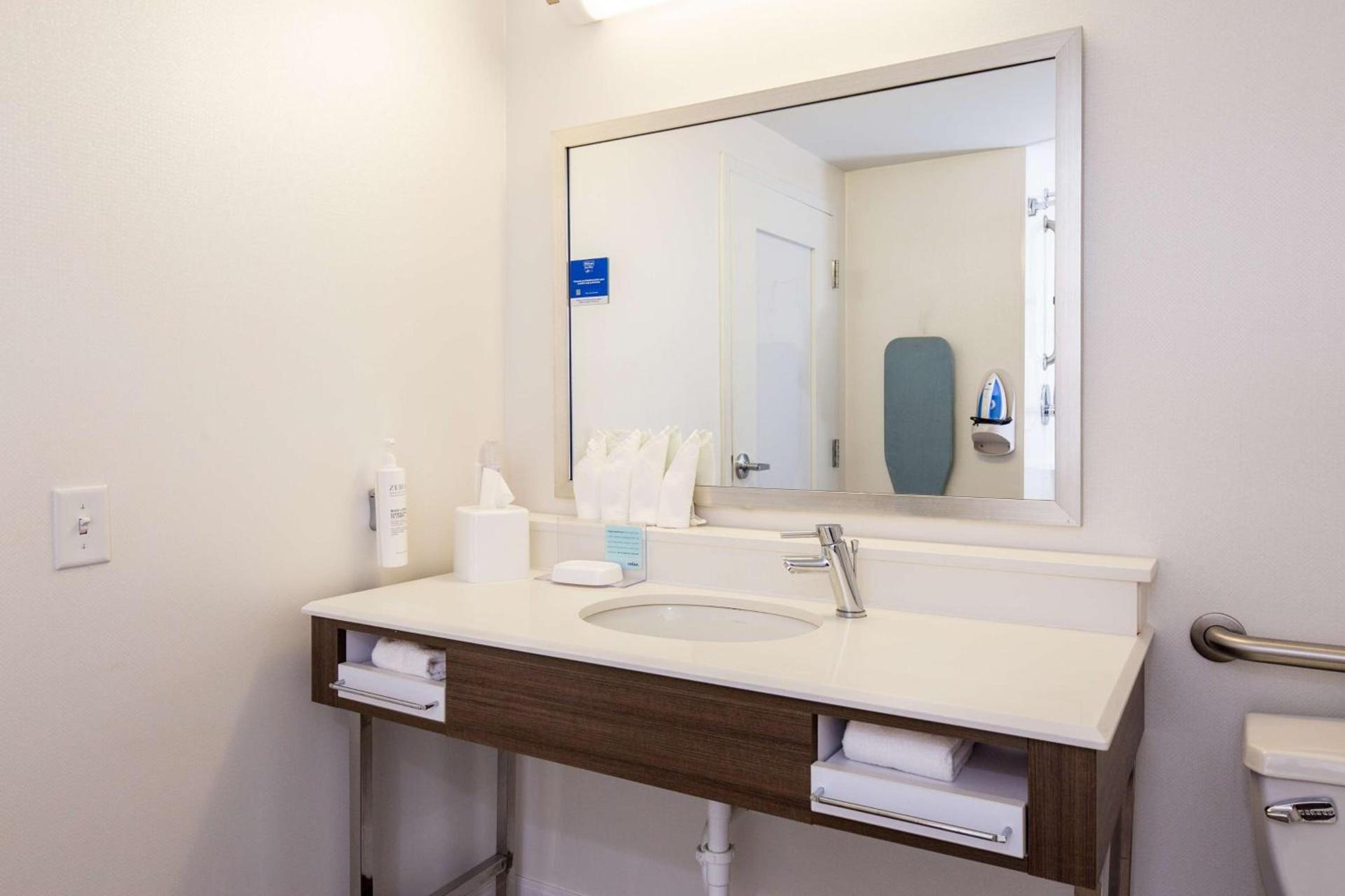 Hampton Inn Columbia I-26/Harbison Blvd photo 37
