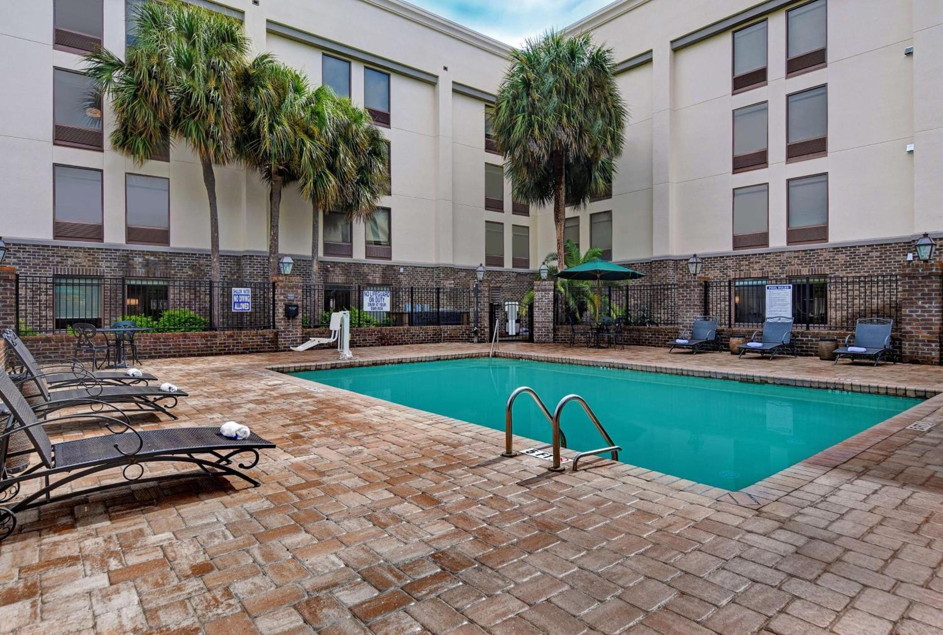 Hampton Inn Patriots Point photo 13