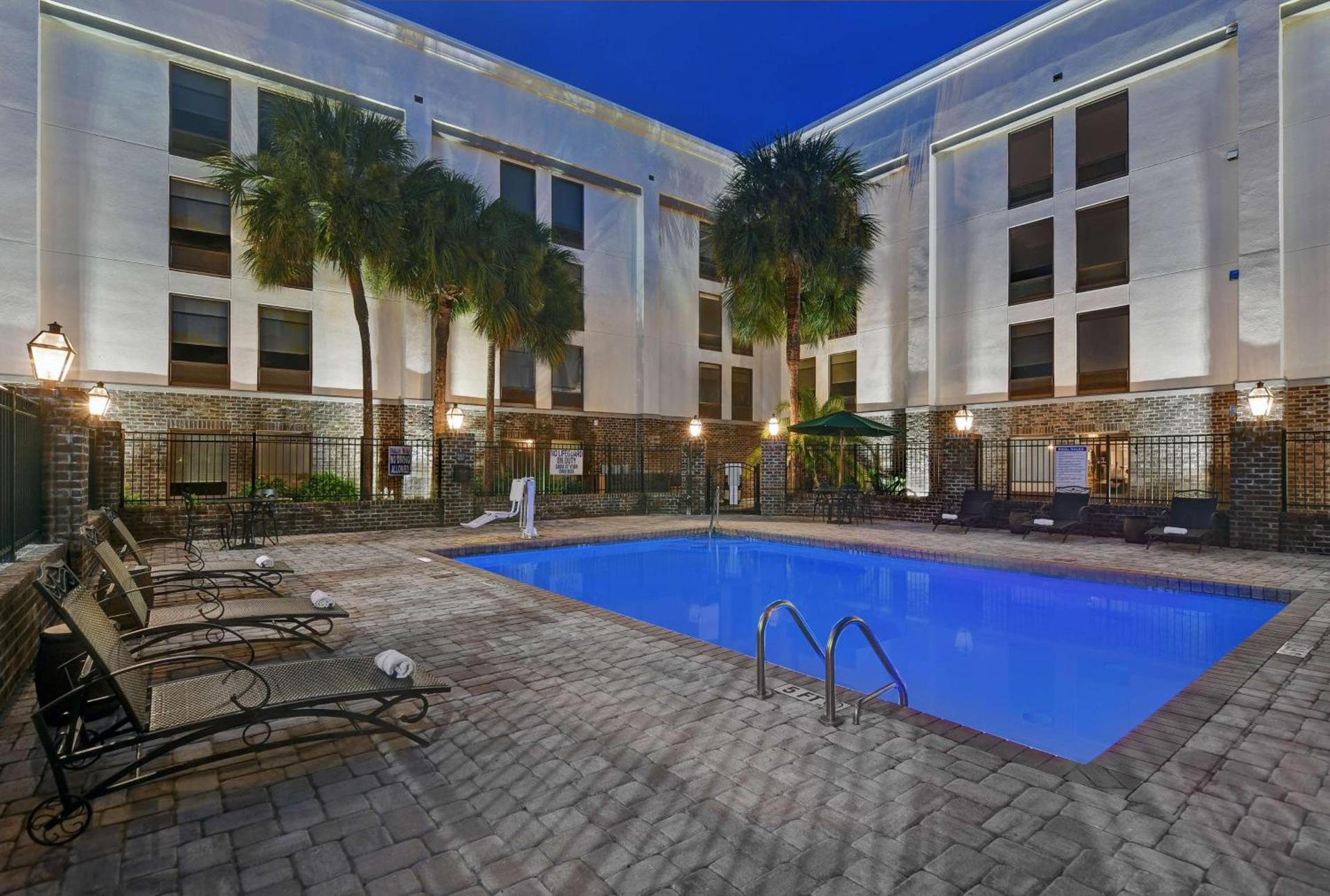 Hampton Inn Patriots Point photo 16