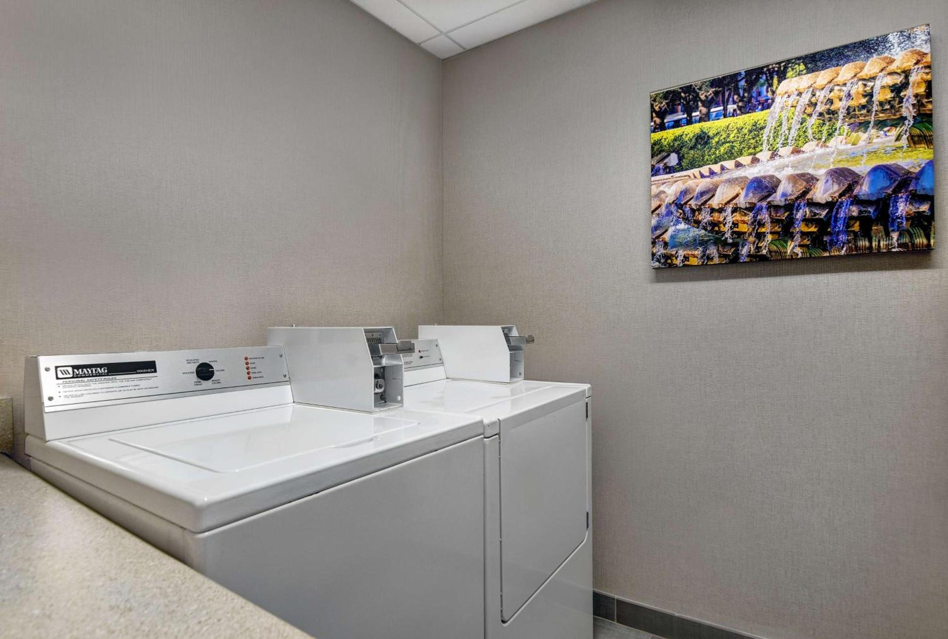 Hampton Inn Patriots Point photo 43