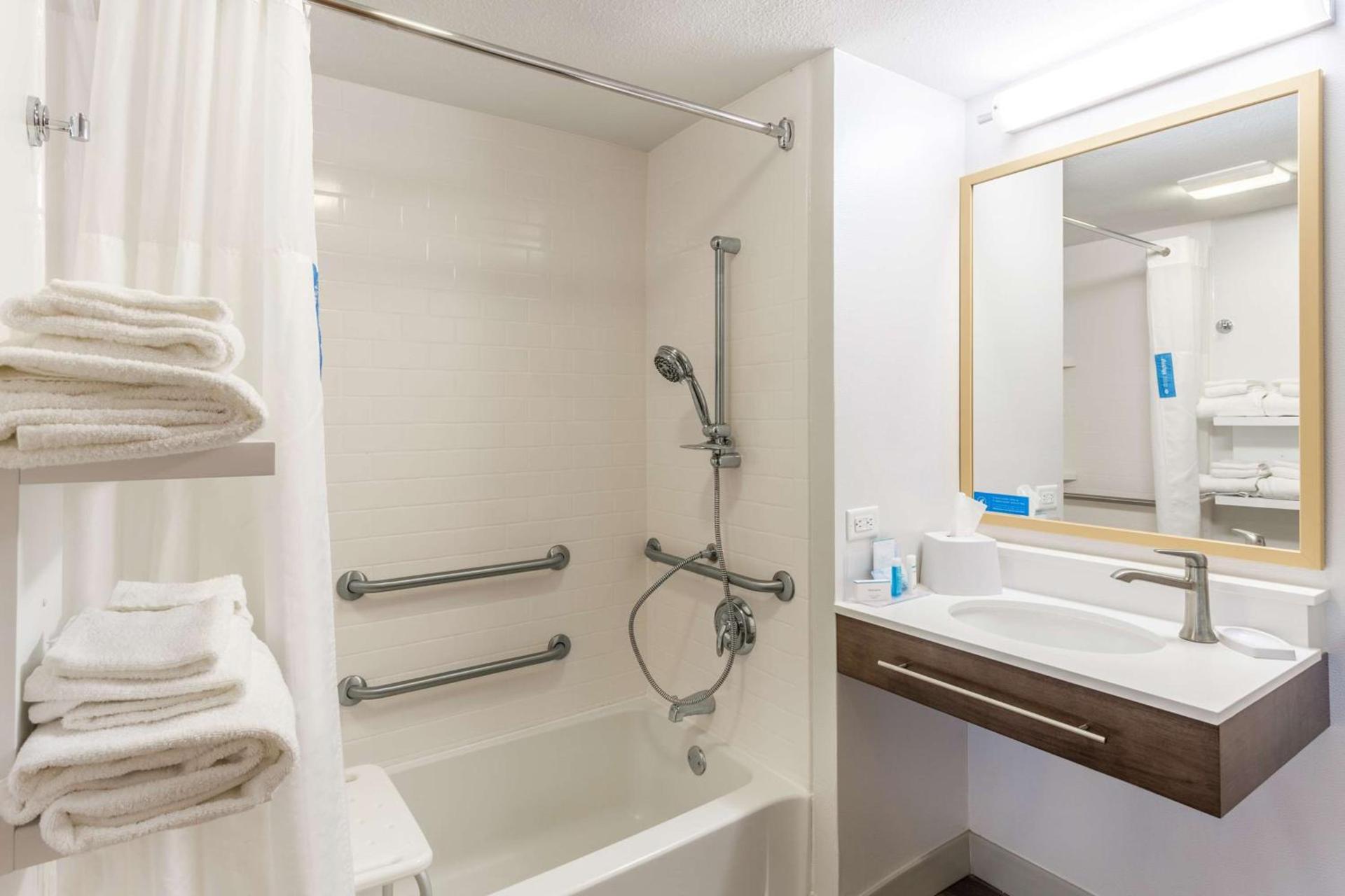 Hampton Inn Cedar Rapids photo 12