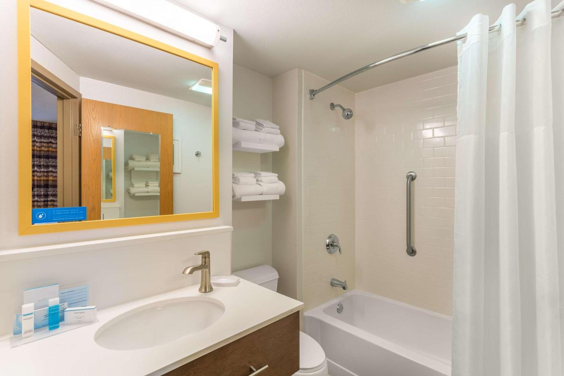 Hampton Inn Cedar Rapids photo 16
