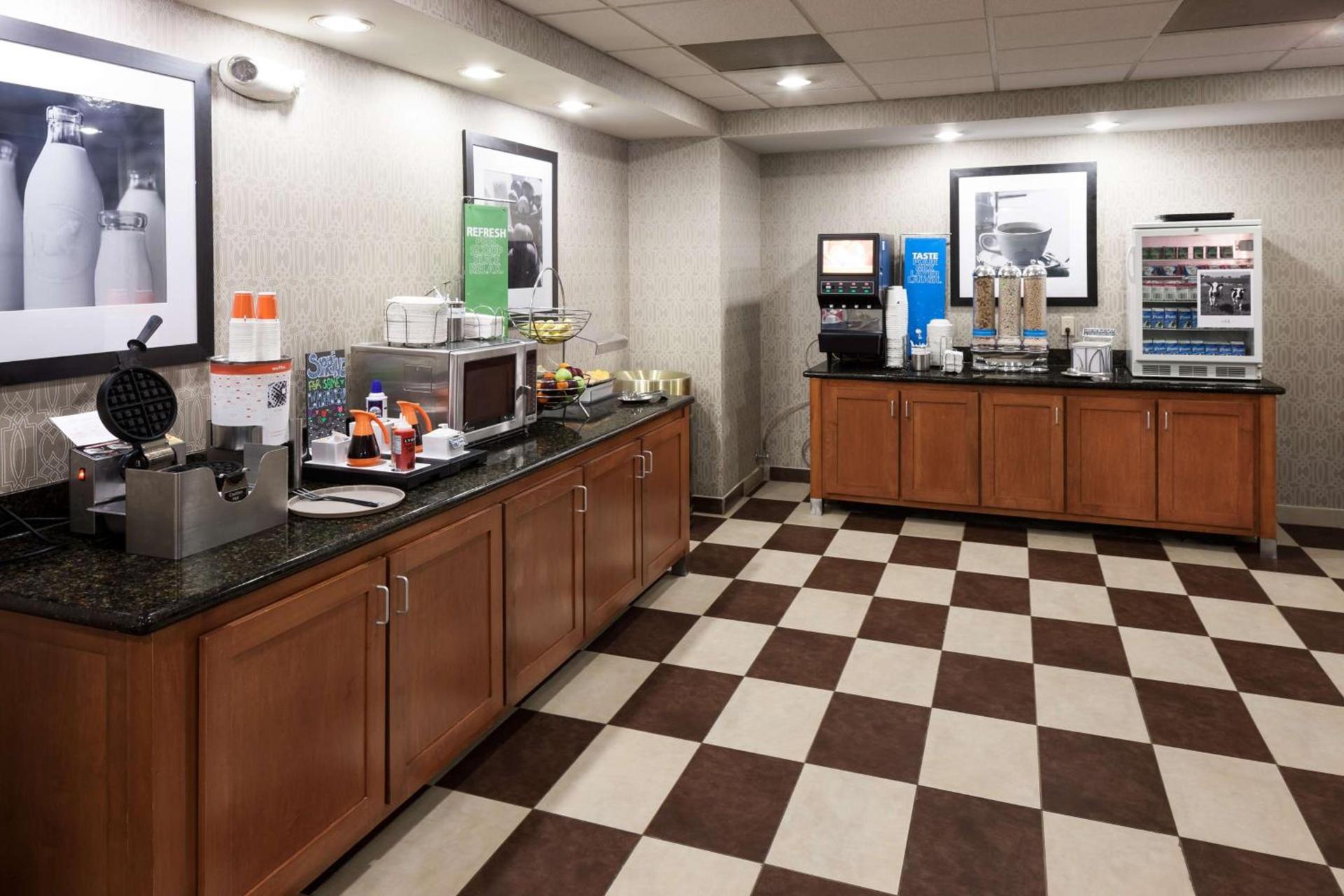 Hampton Inn & Suites Cedar Rapids photo 9