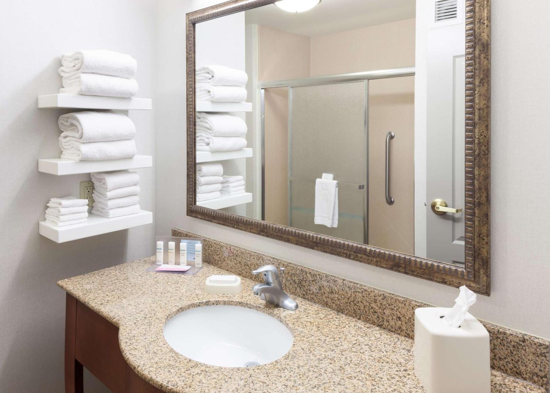 Hampton Inn & Suites Cedar Rapids photo 13