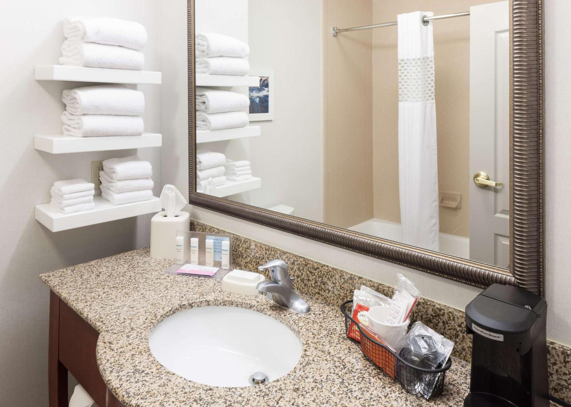 Hampton Inn & Suites Cedar Rapids photo 20