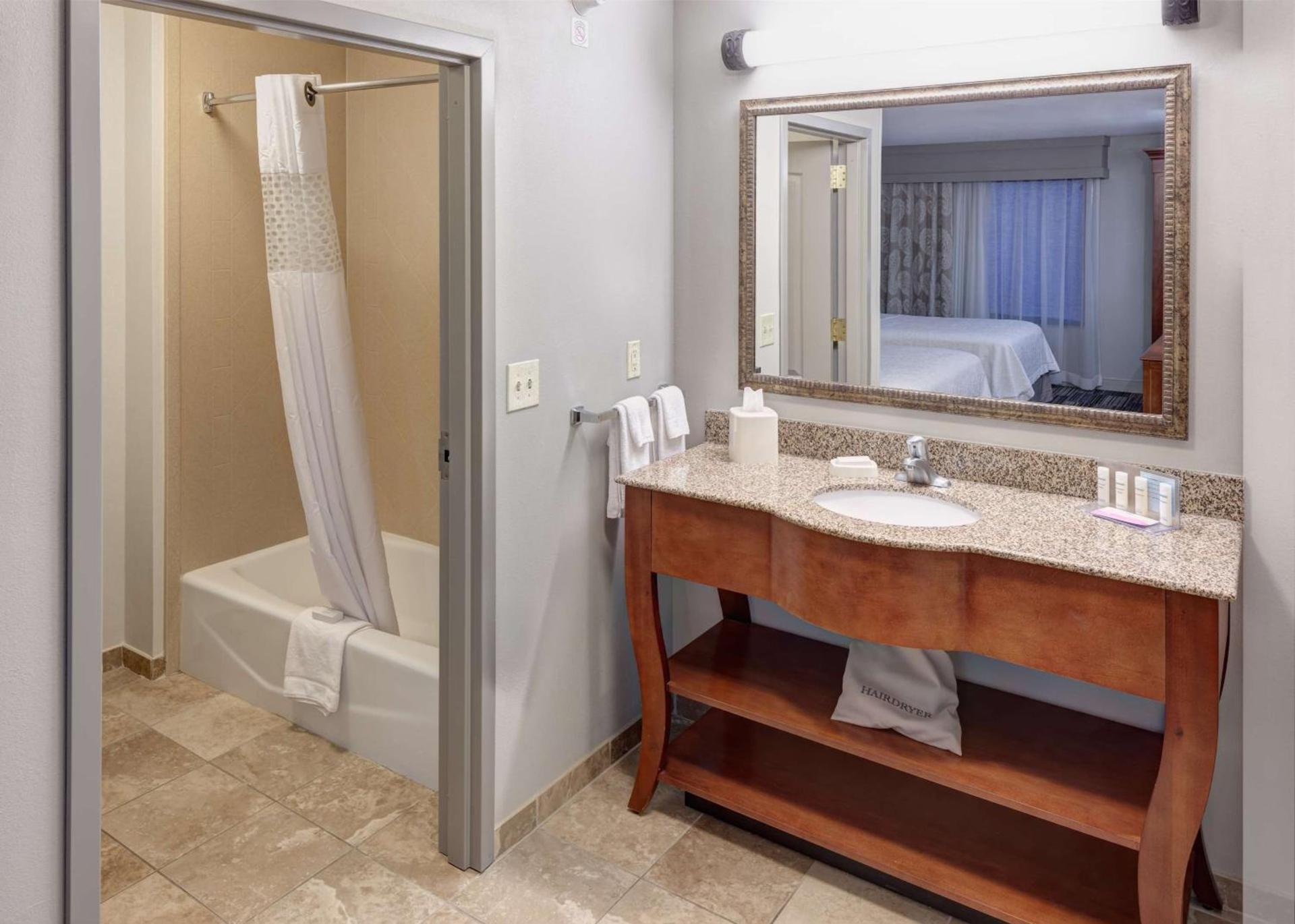 Hampton Inn & Suites Cedar Rapids photo 21