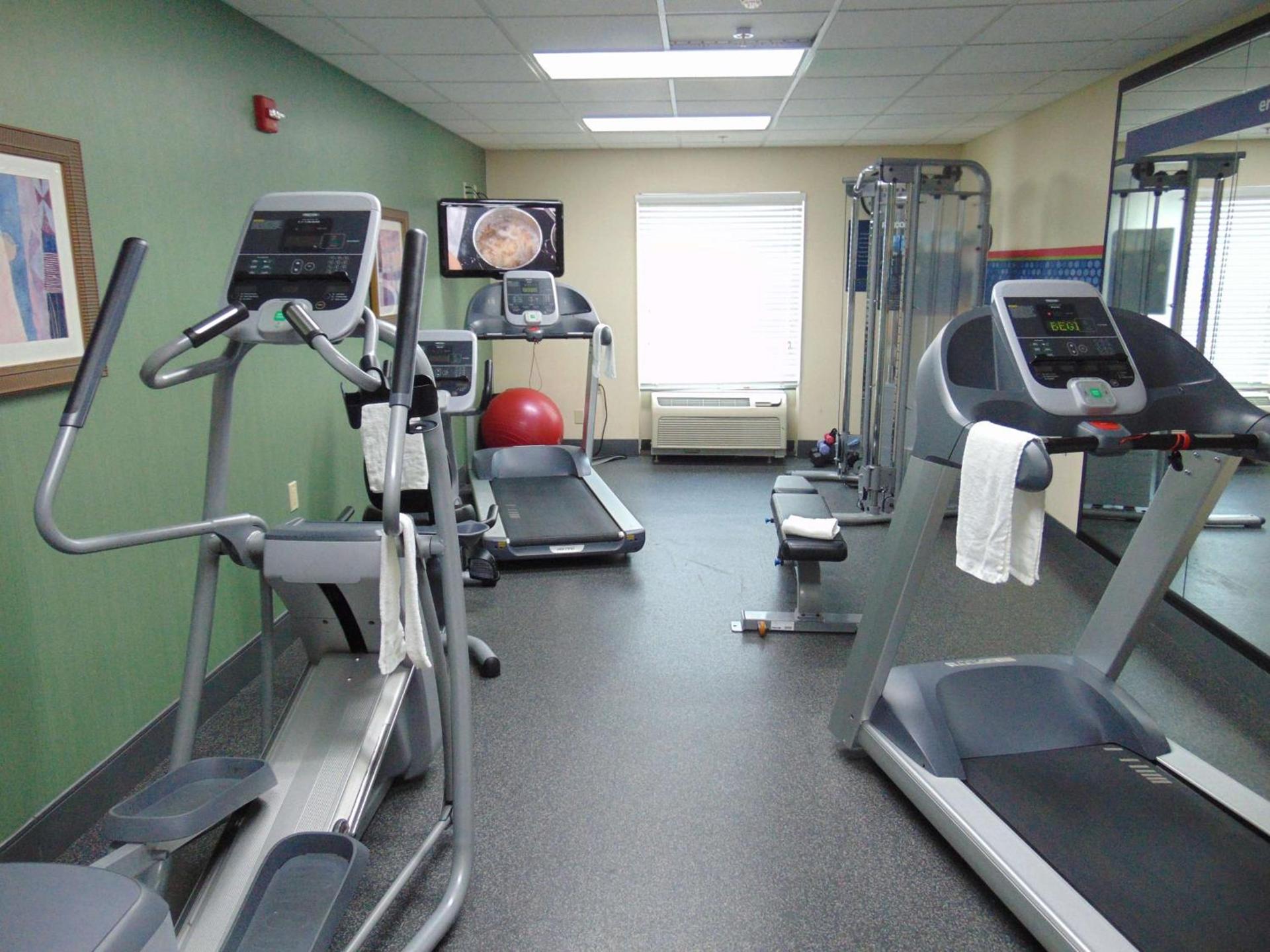 Hampton Inn & Suites Cleveland-Mentor photo 12