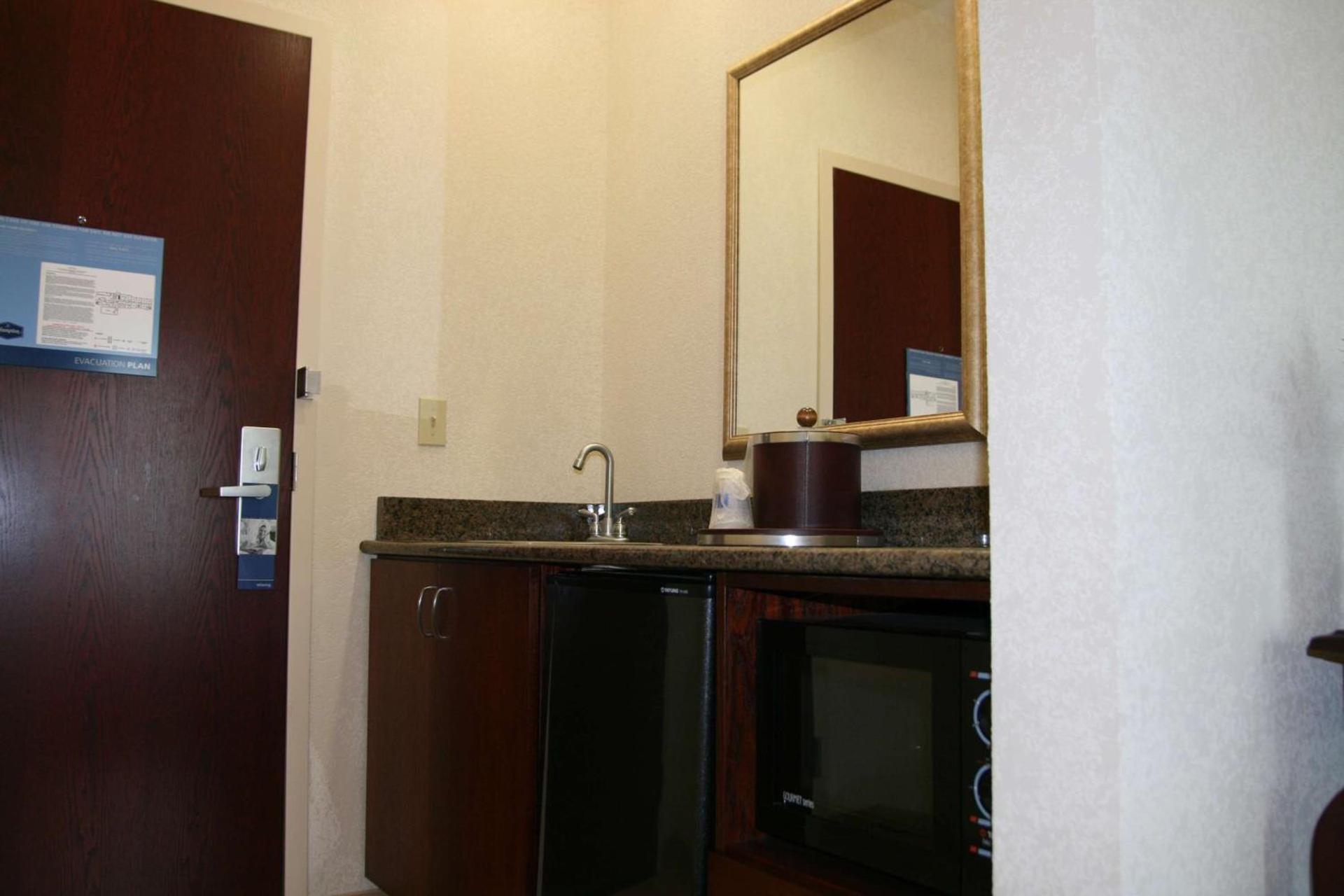 Hampton Inn & Suites Cleveland-Mentor photo 25