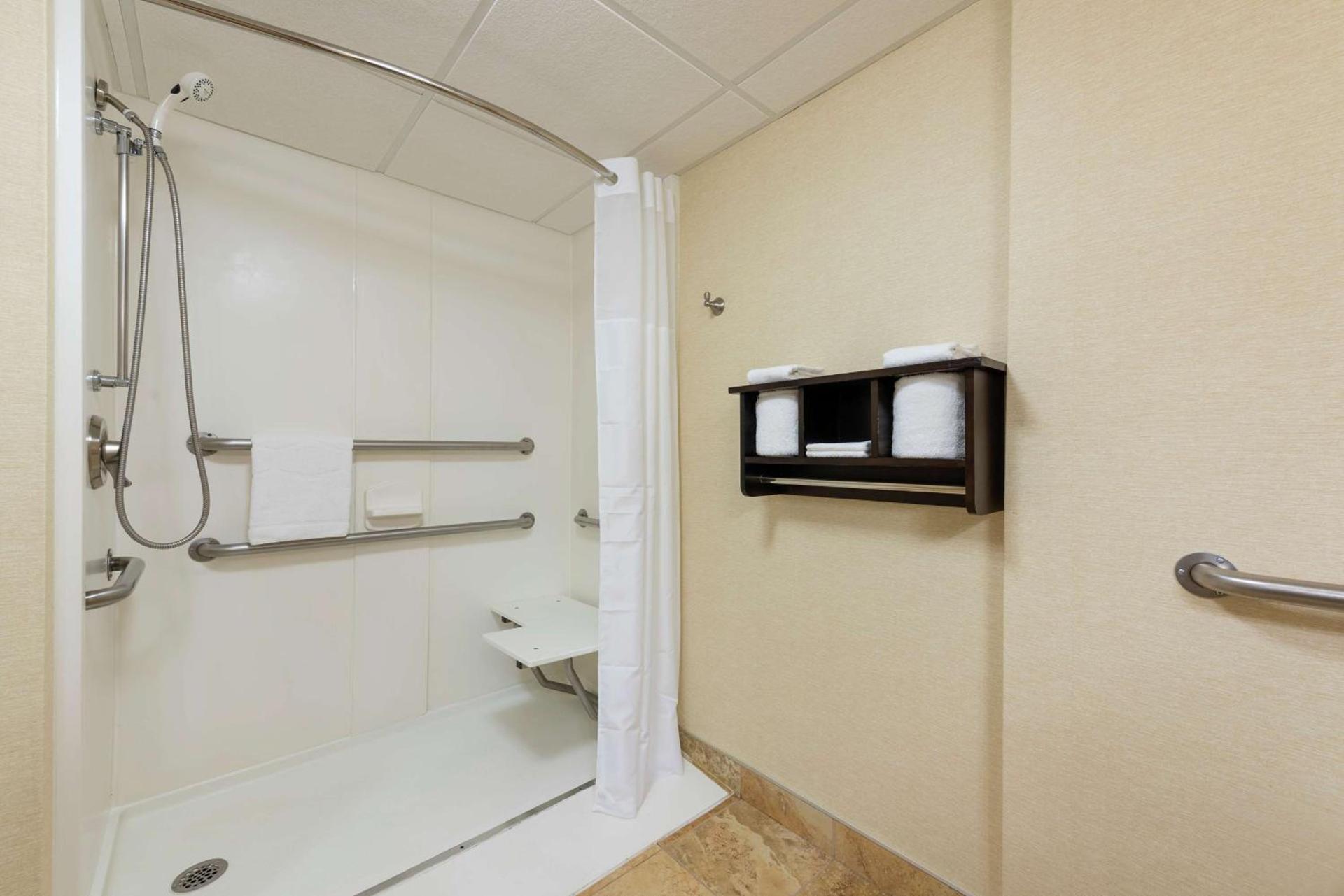 Hampton Inn & Suites Cleveland-Airport/Middleburg Heights photo 33