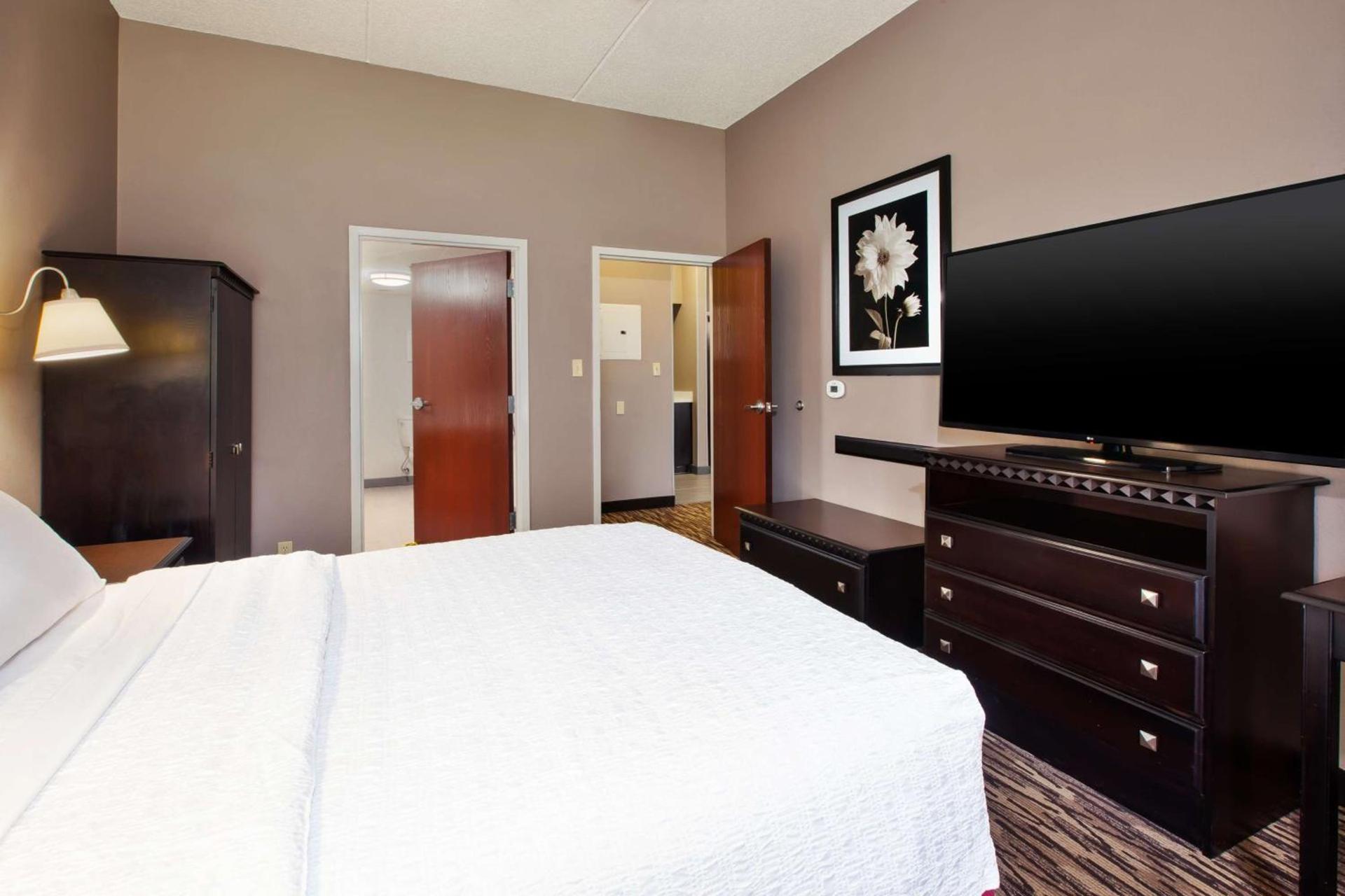 Hampton Inn & Suites Cleveland-Airport/Middleburg Heights photo 45