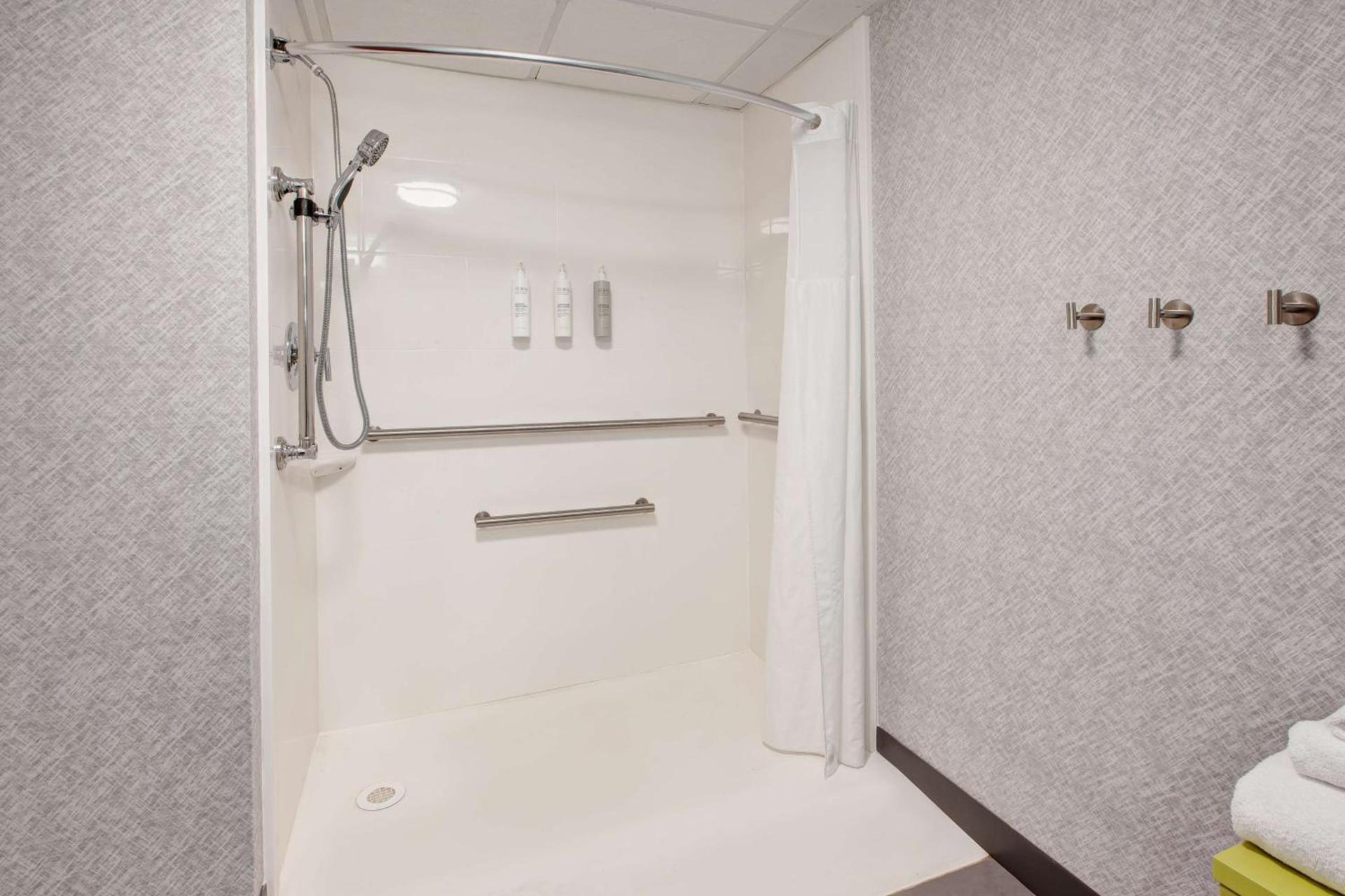 Hampton Inn & Suites Cleveland-Airport/Middleburg Heights photo 46