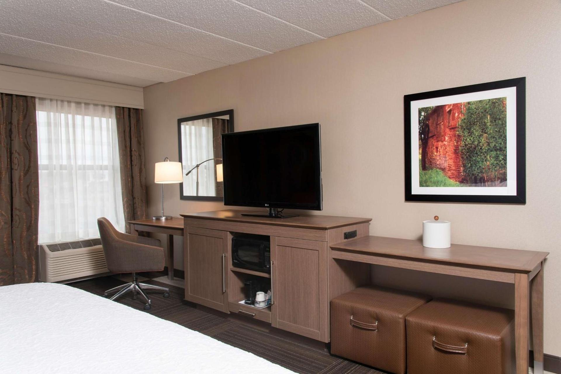 Hampton Inn Columbus/Taylorsville photo 11