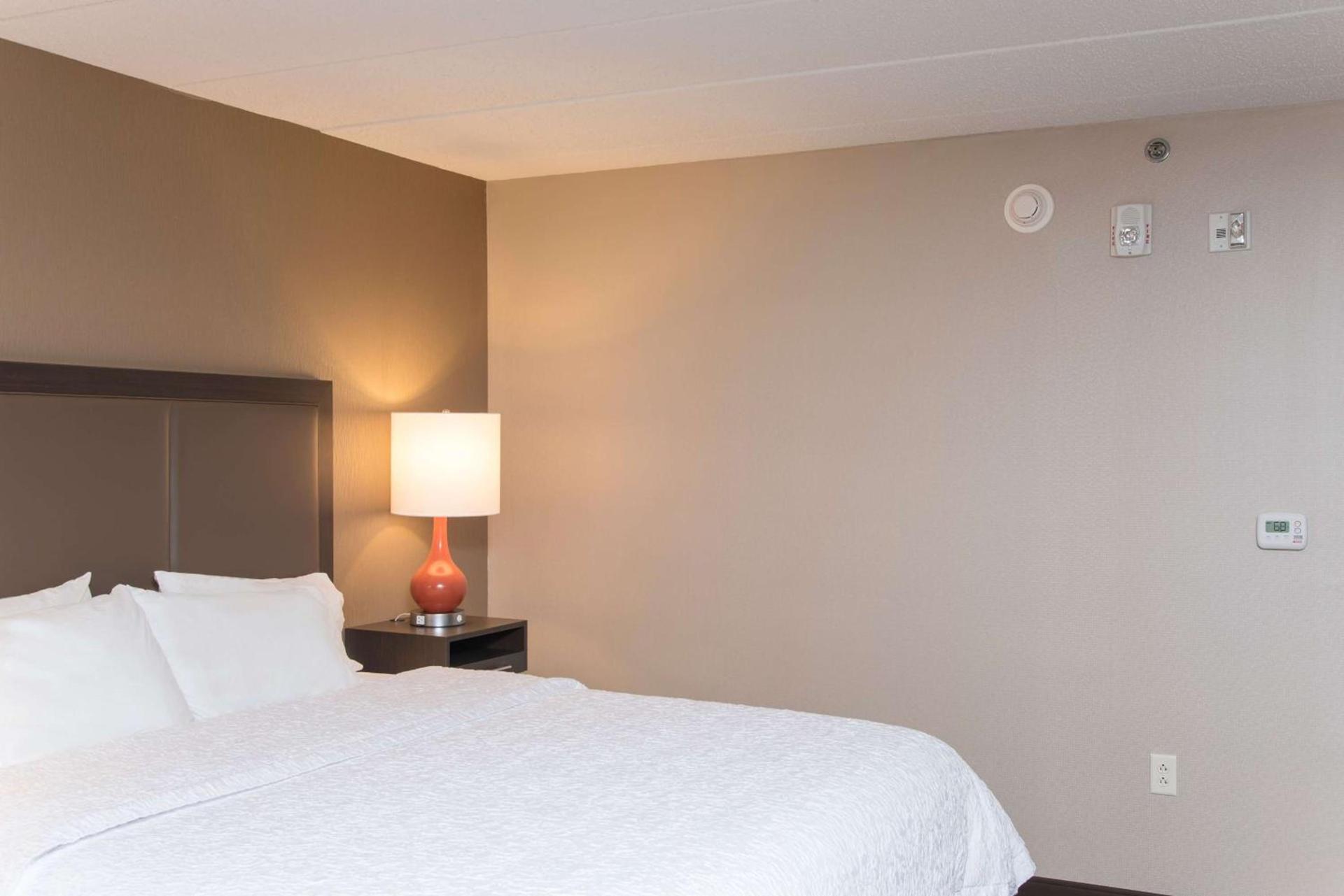 Hampton Inn Columbus/Taylorsville photo 12