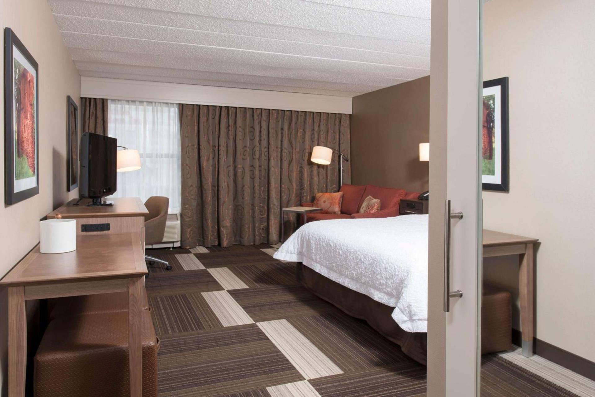 Hampton Inn Columbus/Taylorsville photo 15