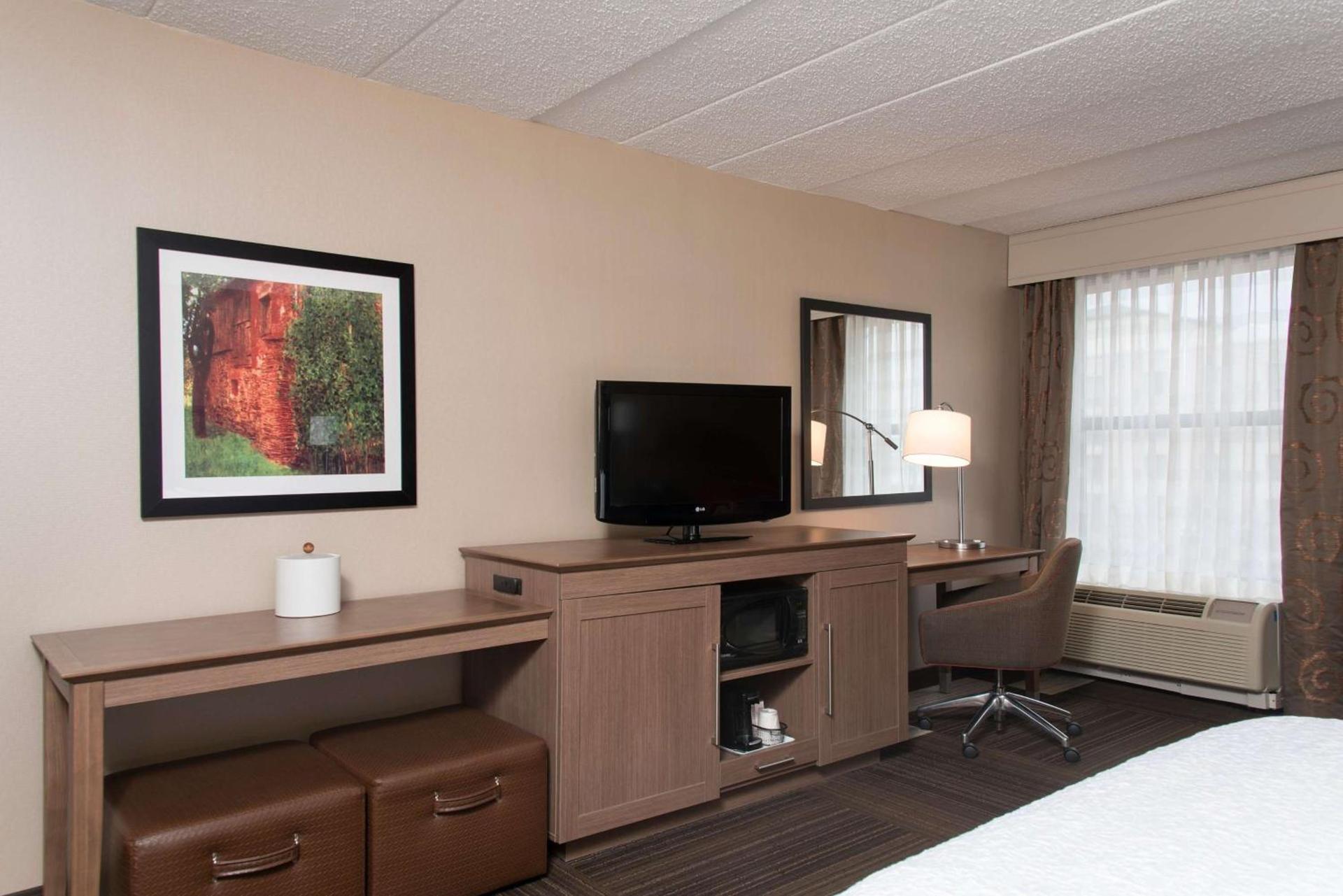 Hampton Inn Columbus/Taylorsville photo 16