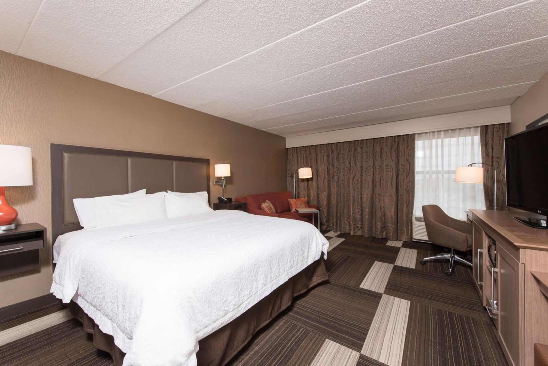 Hampton Inn Columbus/Taylorsville photo 17