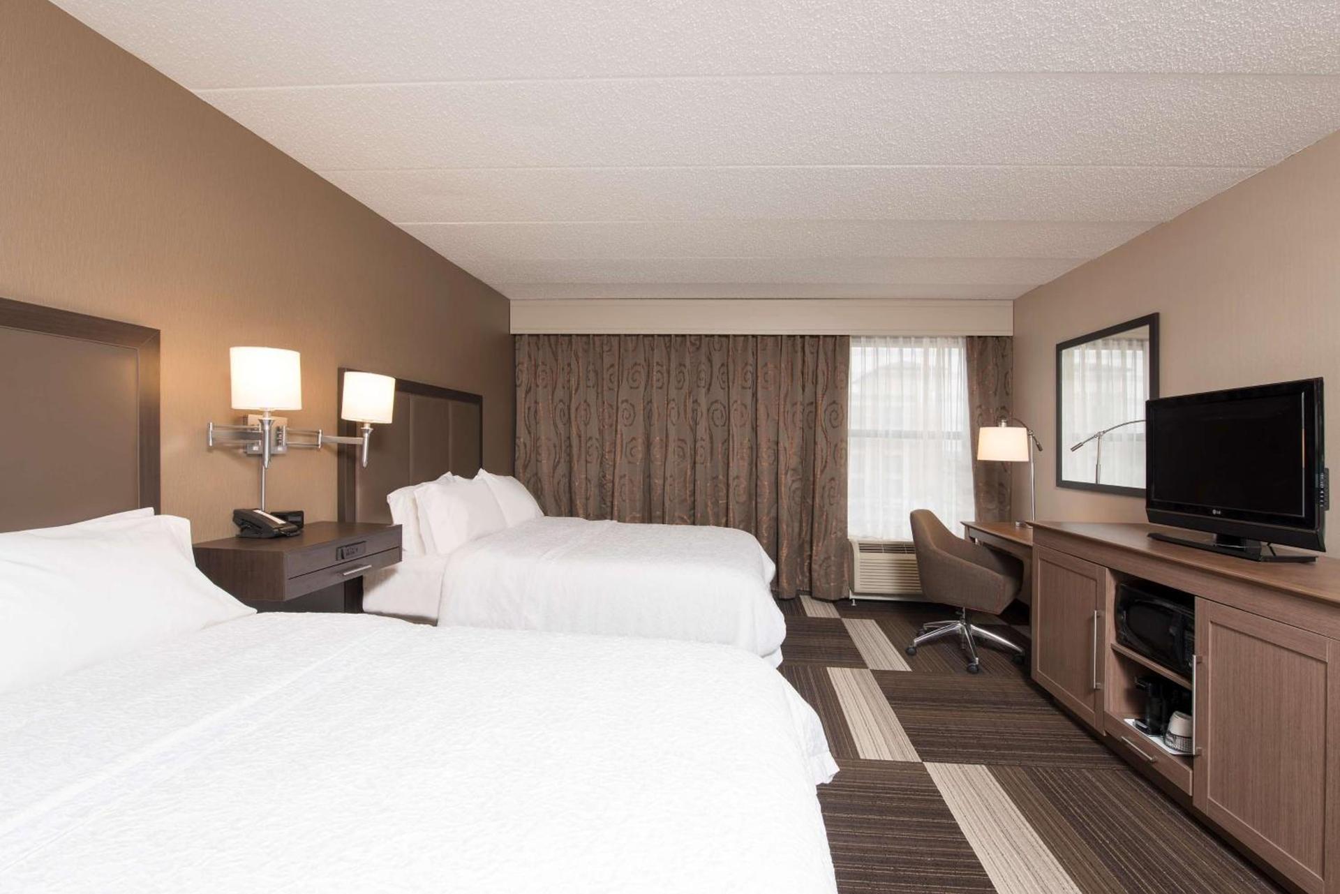 Hampton Inn Columbus/Taylorsville photo 19