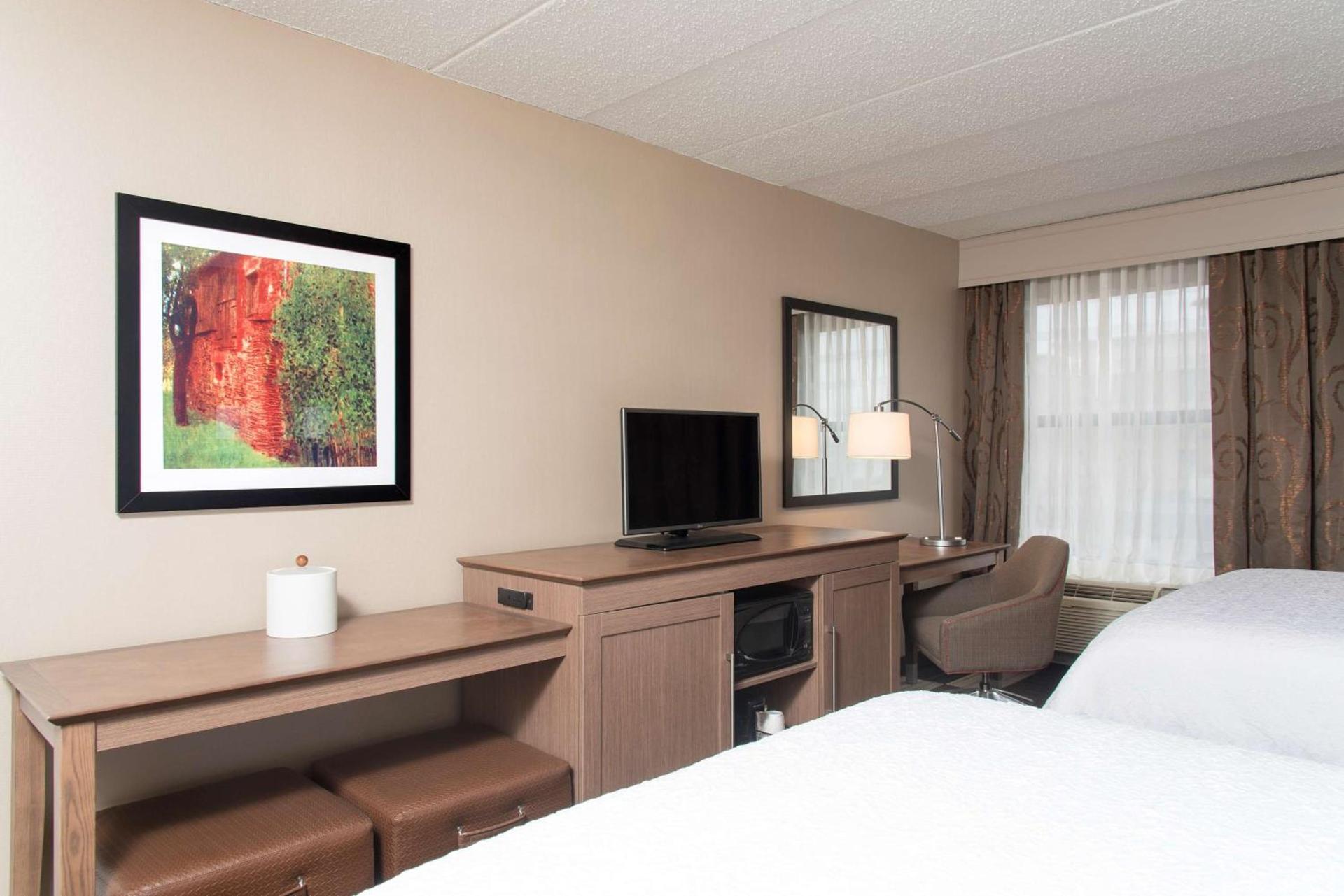 Hampton Inn Columbus/Taylorsville photo 18