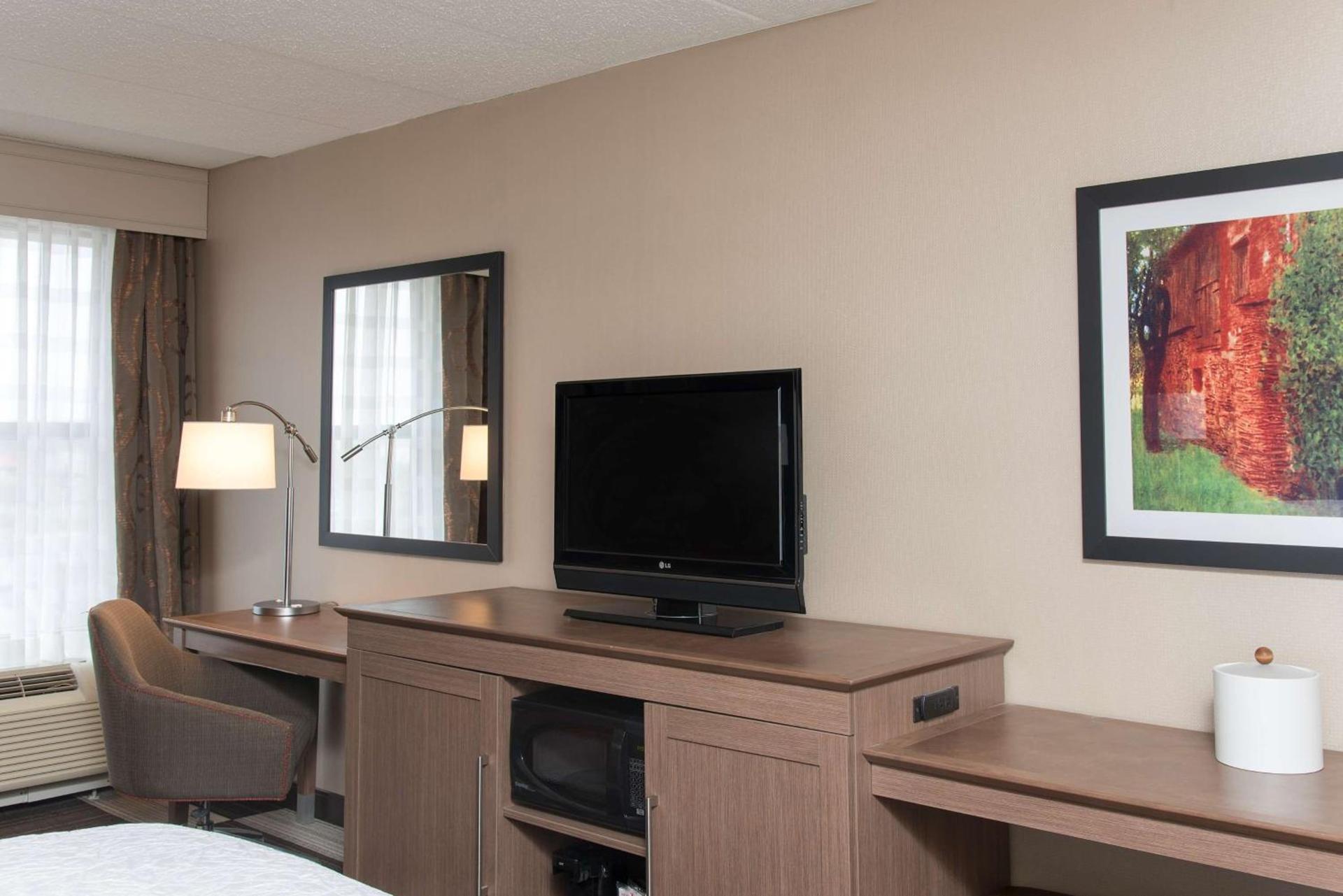 Hampton Inn Columbus/Taylorsville photo 24