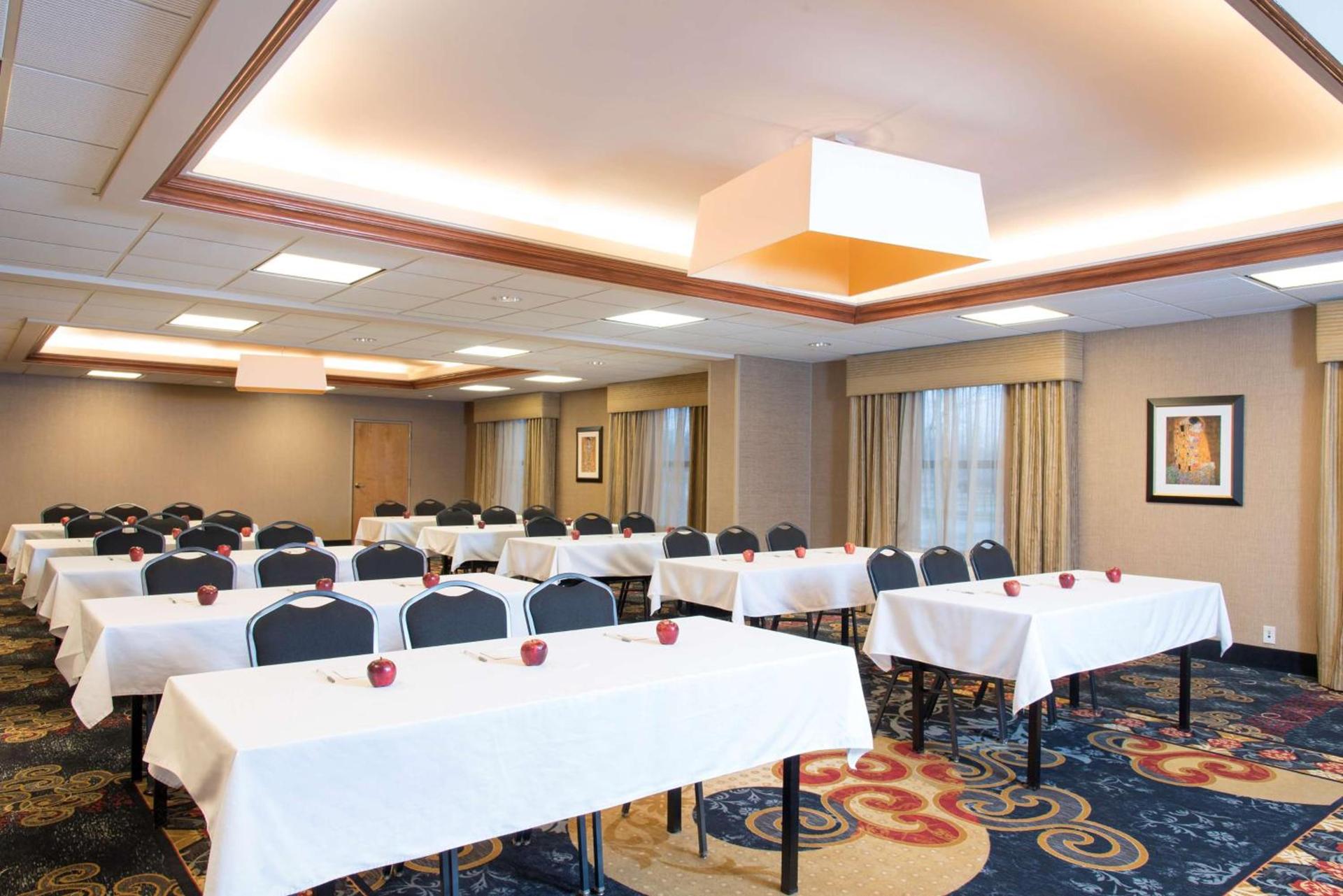 Hampton Inn Columbus/Taylorsville photo 26