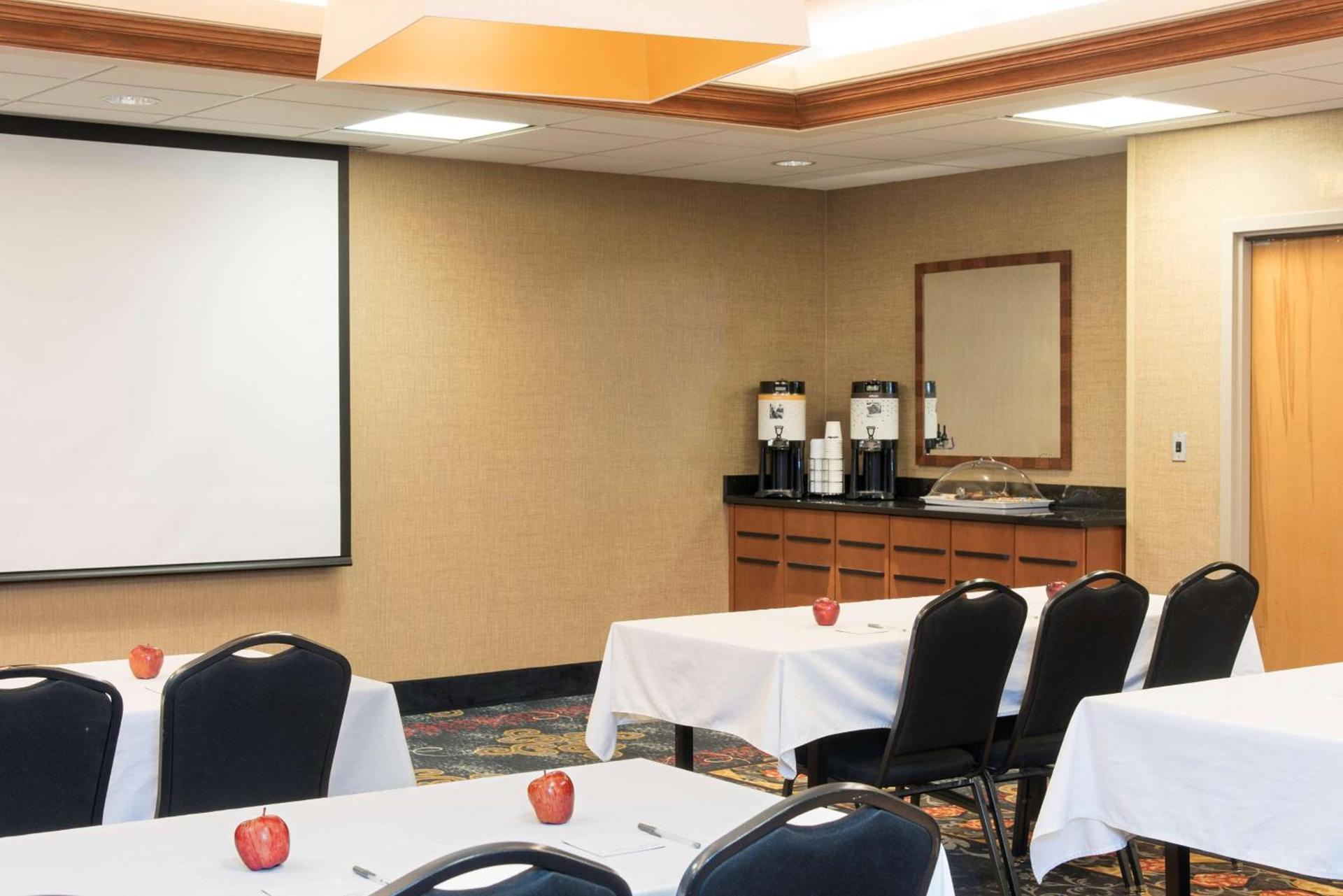 Hampton Inn Columbus/Taylorsville photo 27
