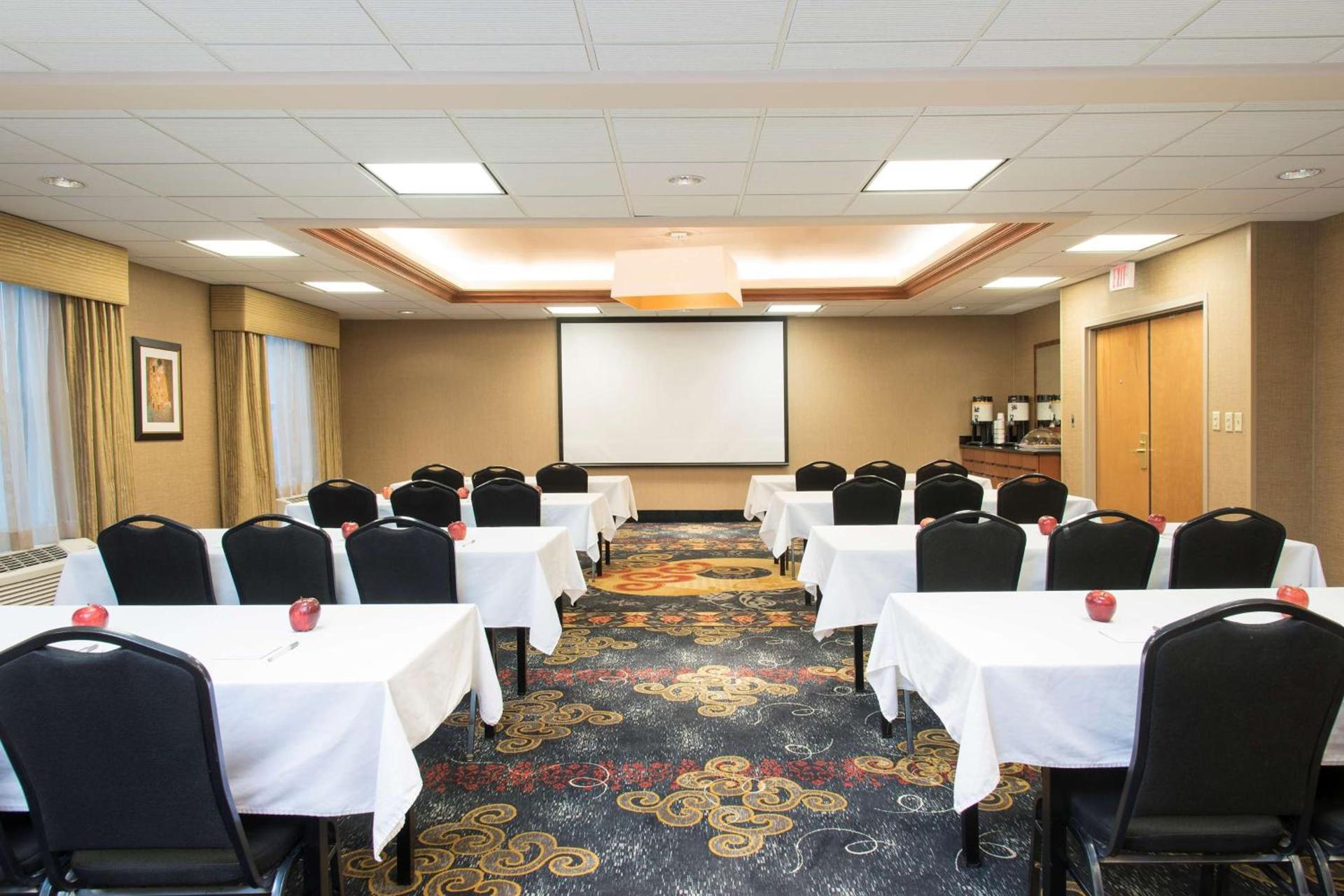 Hampton Inn Columbus/Taylorsville photo 28