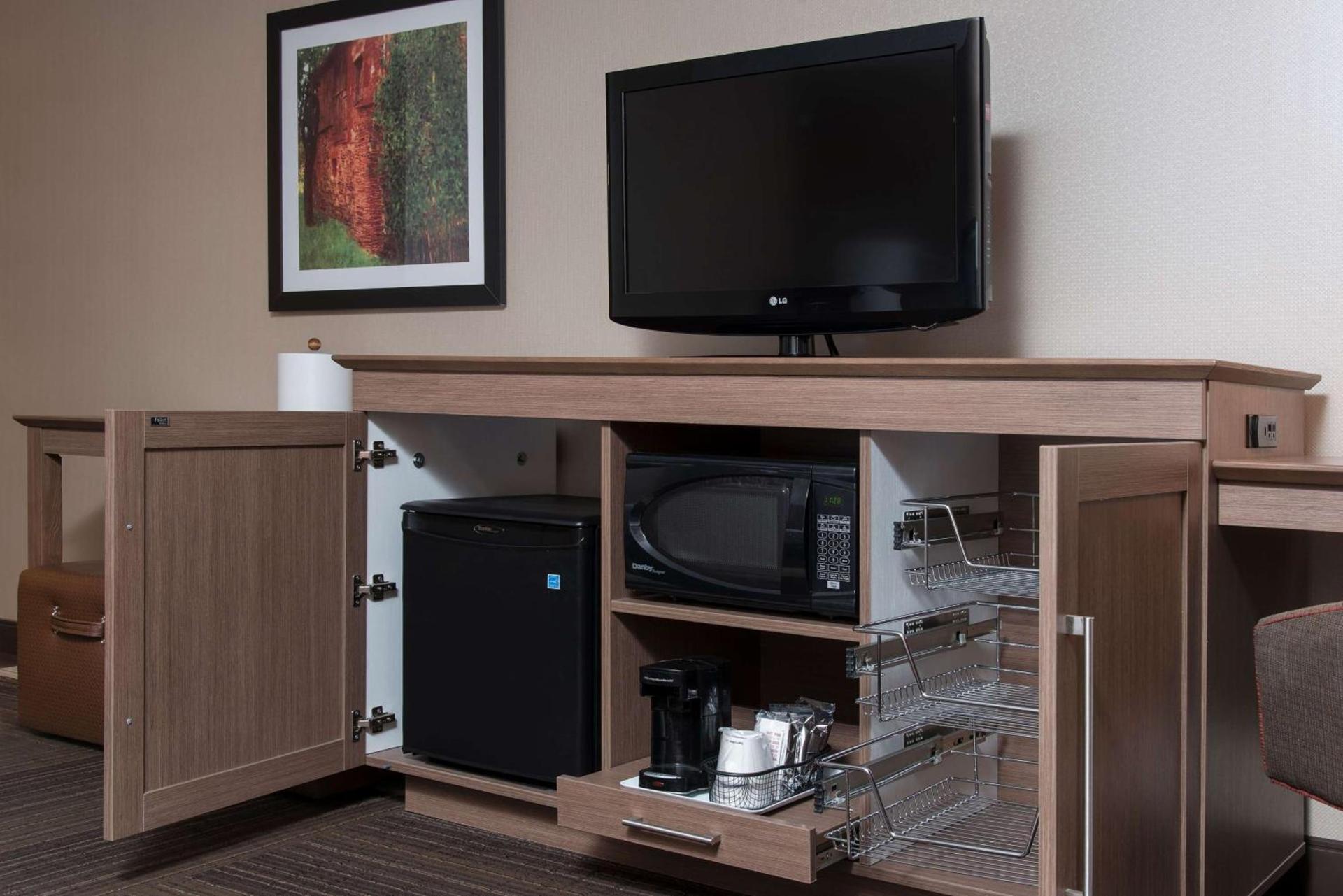 Hampton Inn Columbus/Taylorsville photo 32
