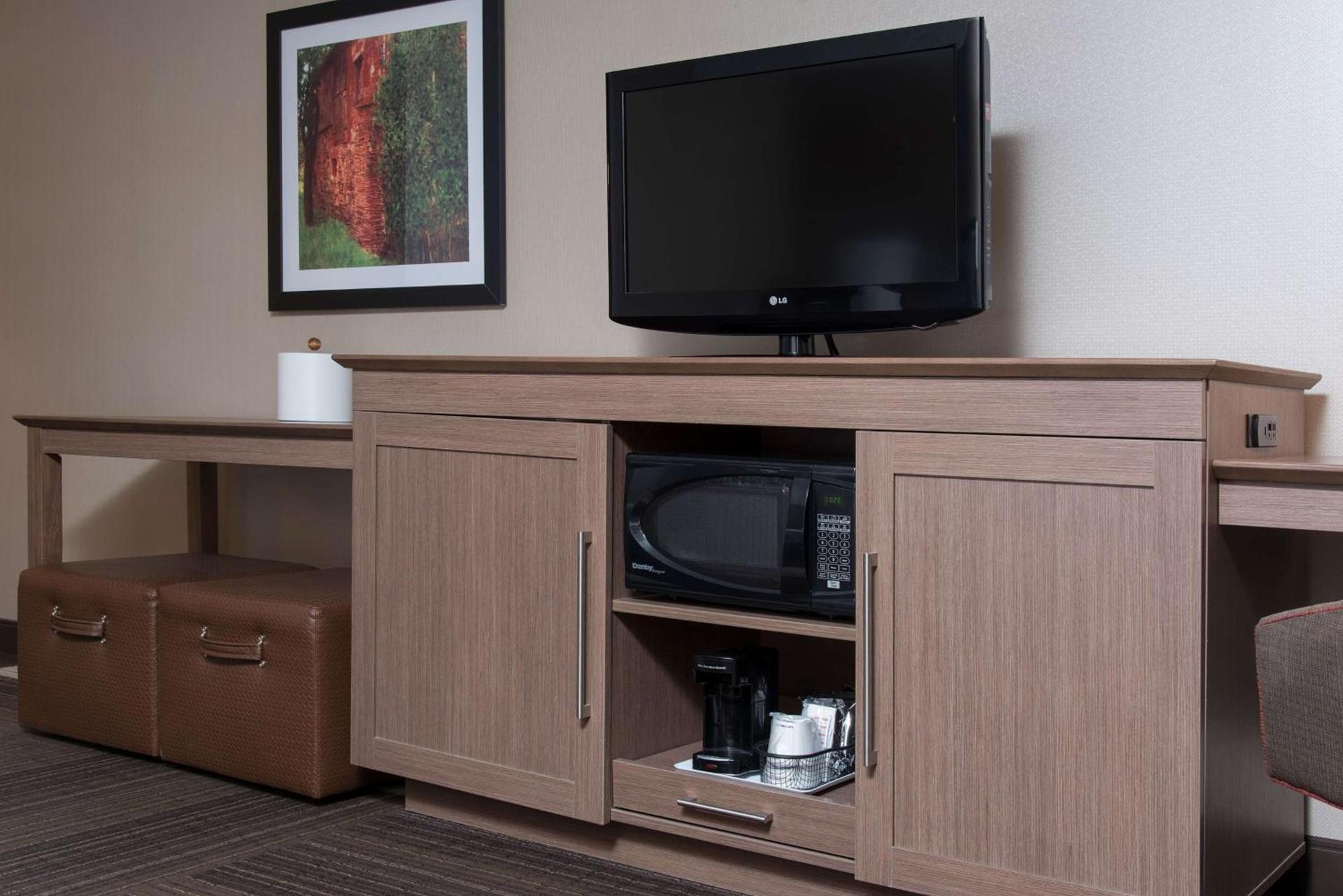 Hampton Inn Columbus/Taylorsville photo 31