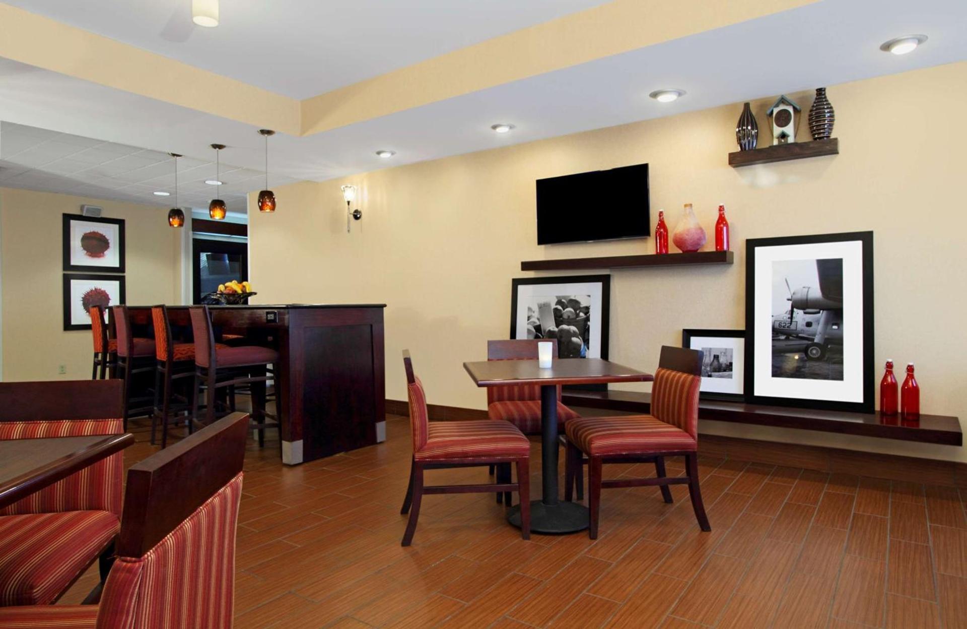 Hampton Inn Columbus-International Airport photo 8