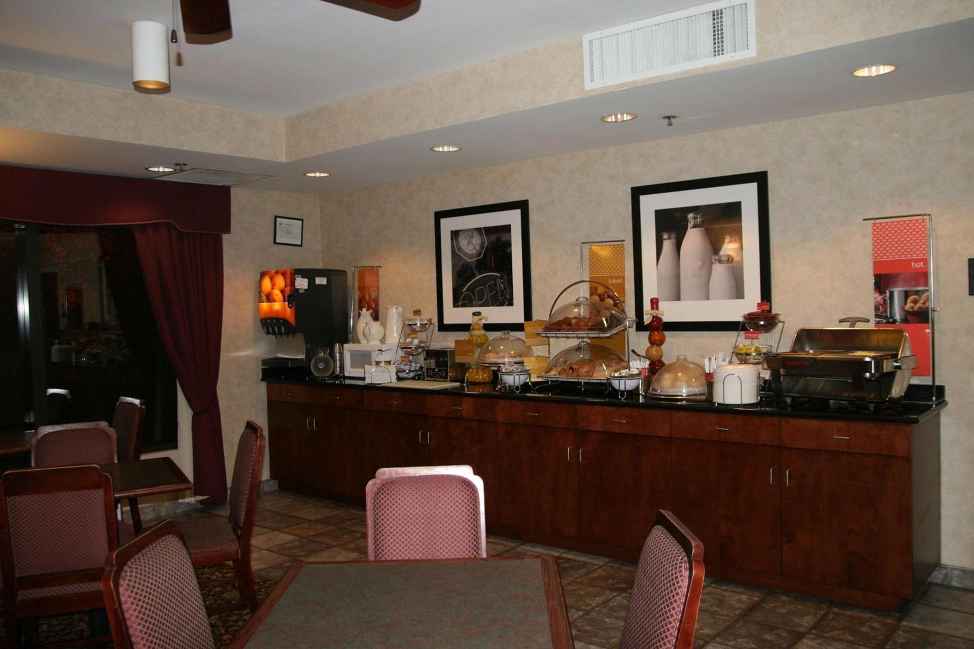 Hampton Inn Columbus-International Airport photo 11