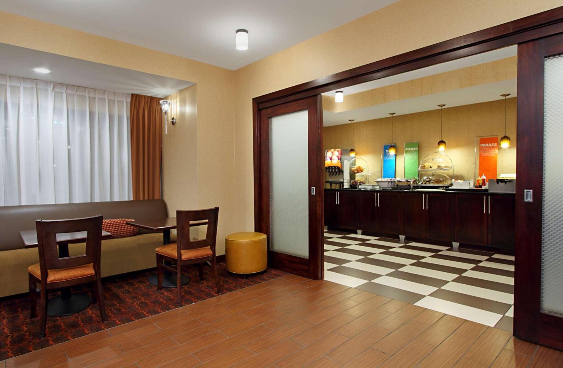 Hampton Inn Columbus-International Airport photo 13