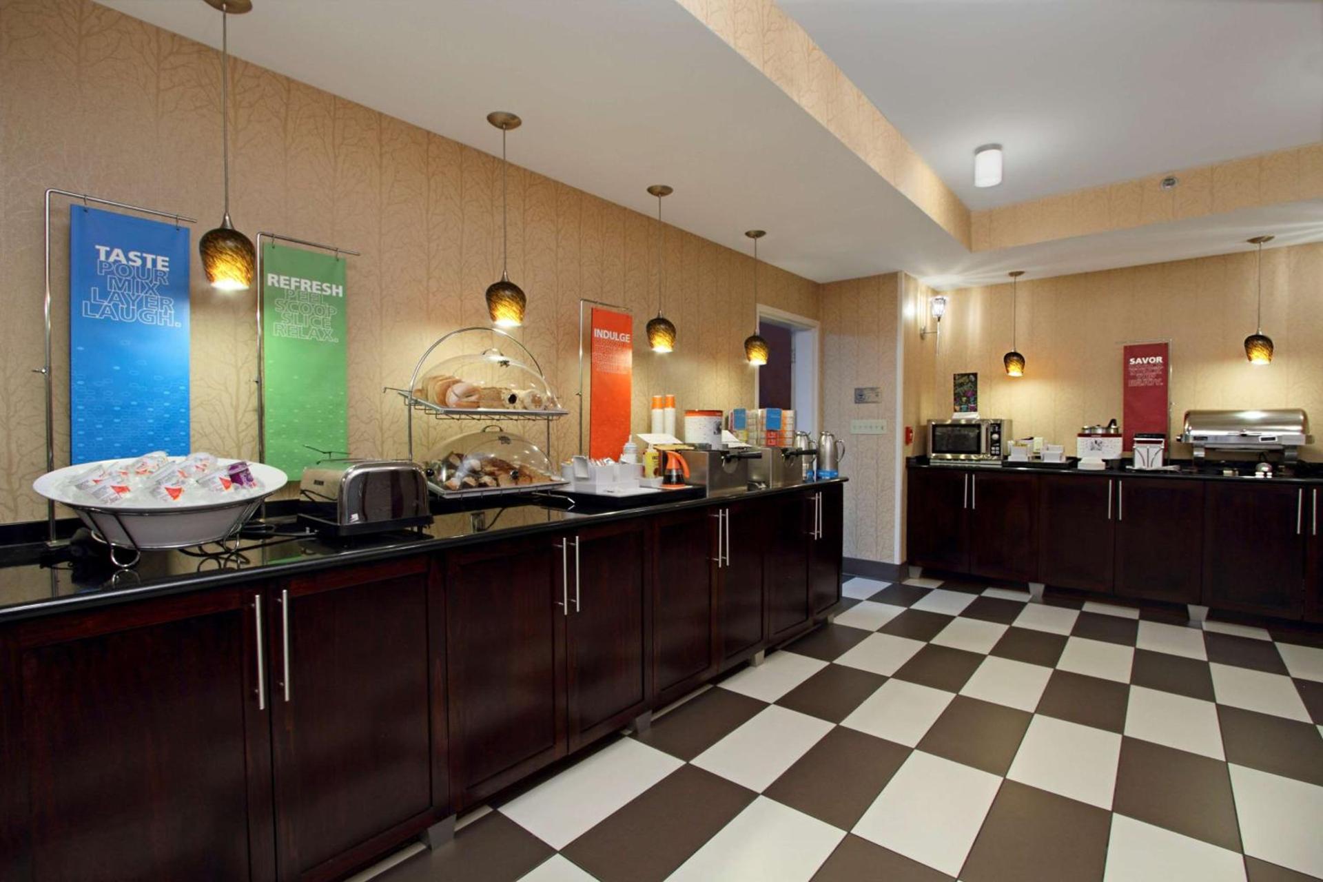Hampton Inn Columbus-International Airport photo 14