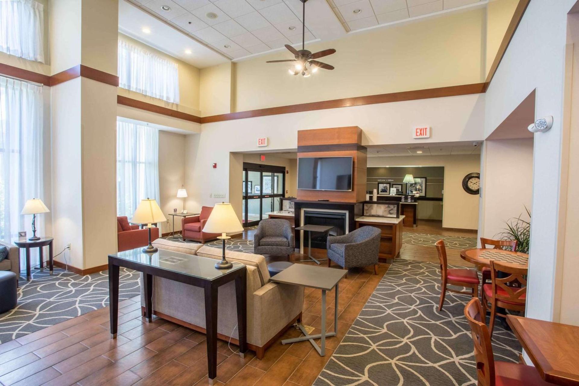 Hampton Inn & Suites Tilton photo 8