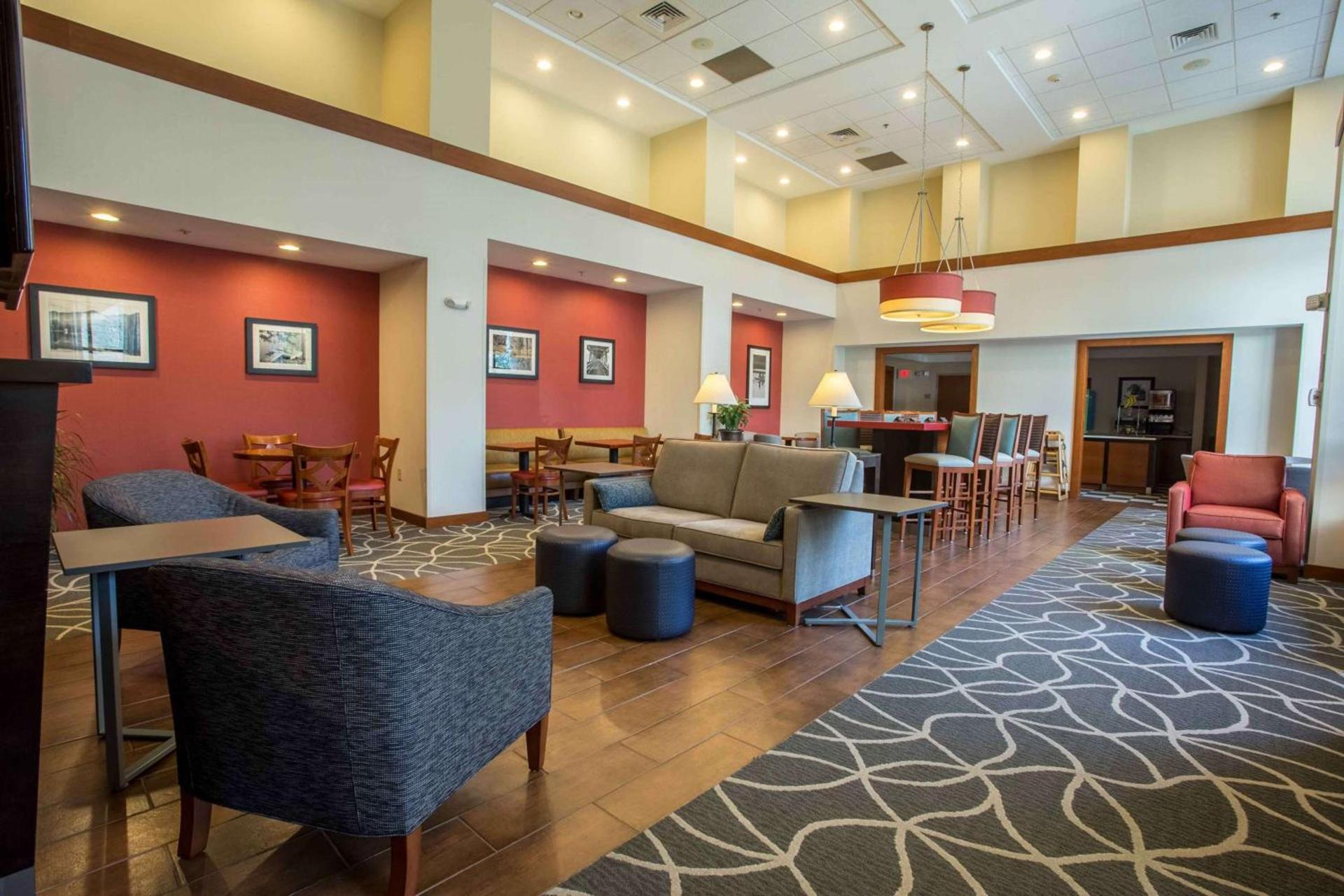 Hampton Inn & Suites Tilton photo 9