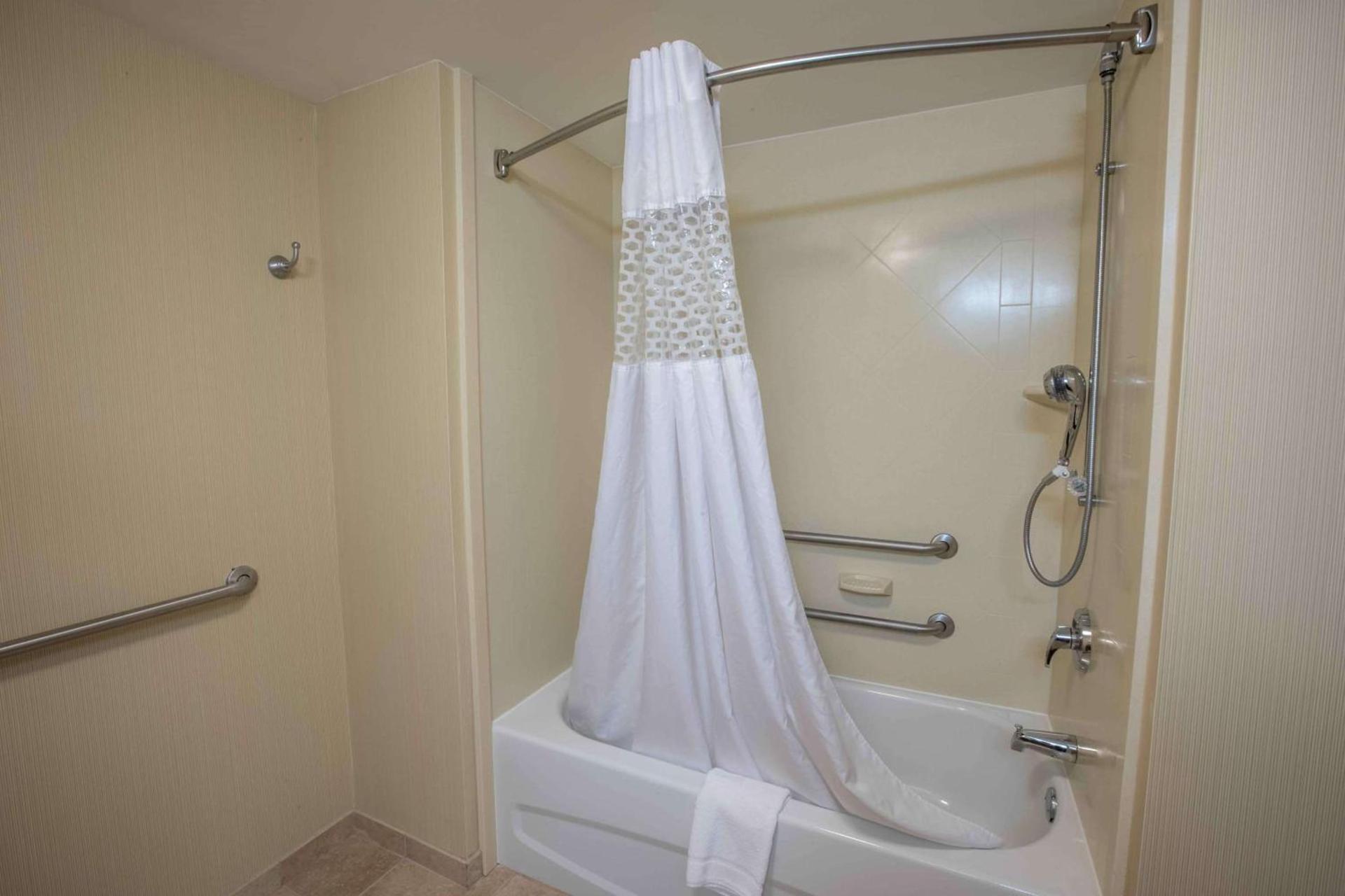 Hampton Inn & Suites Tilton photo 32