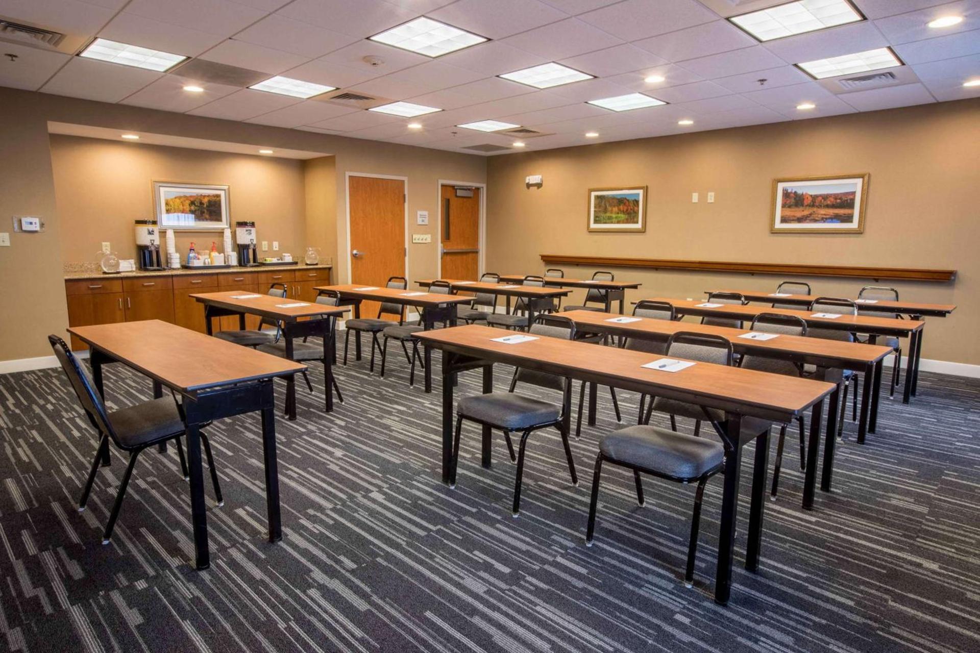 Hampton Inn & Suites Tilton photo 41
